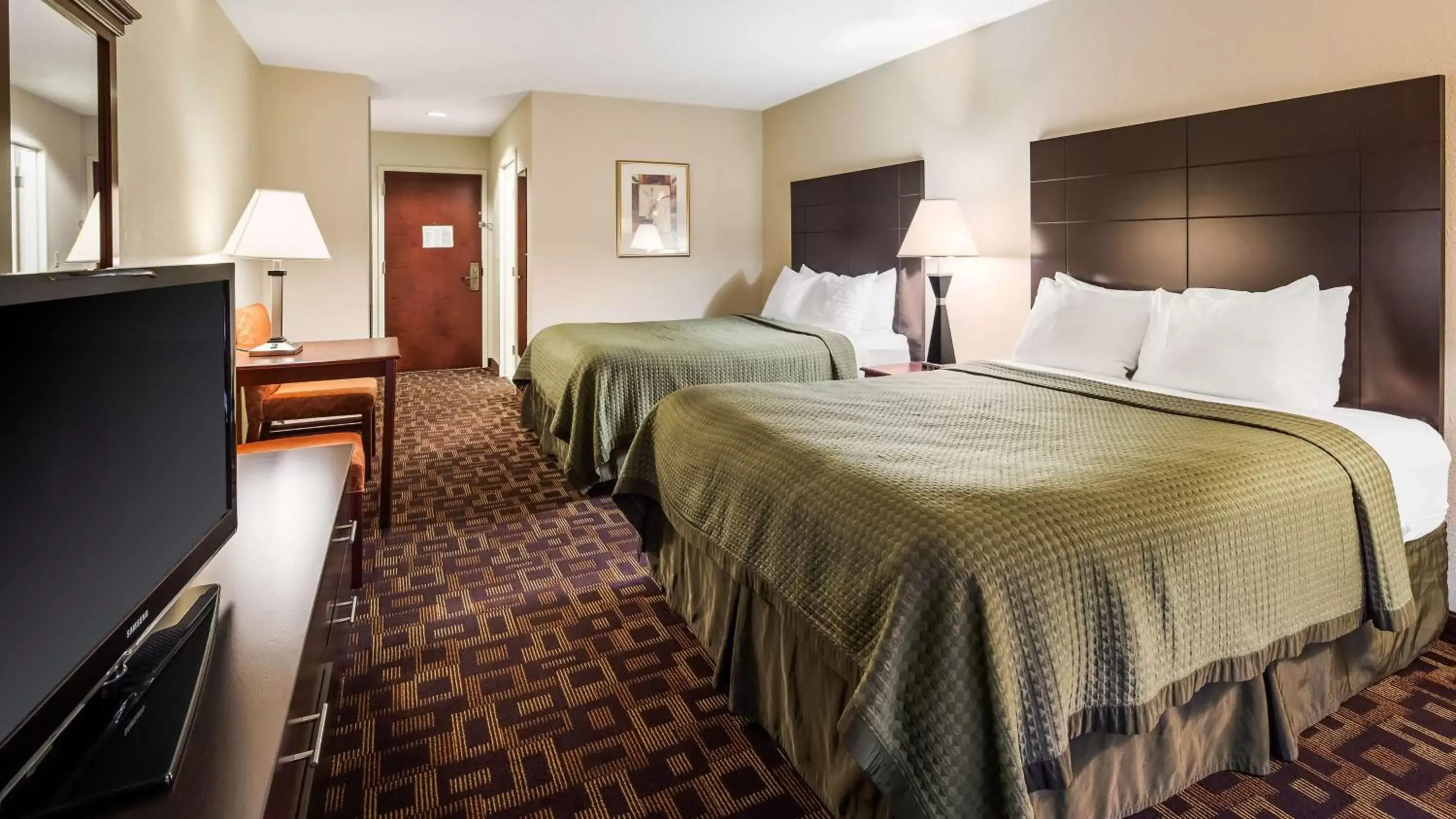 Photo of the whole room, Bed in Best Western Carowinds