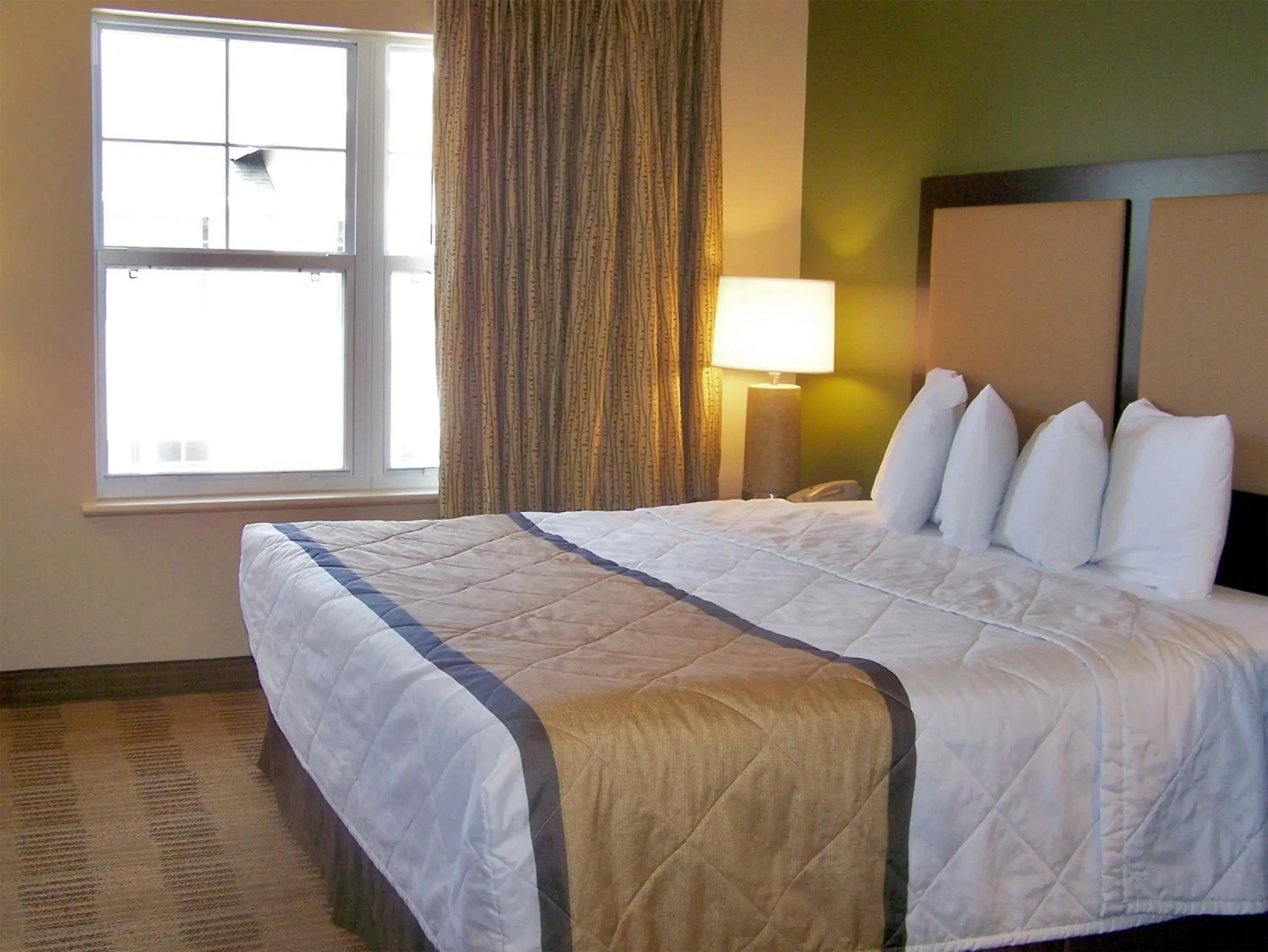 Bed in Extended Stay America Suites - Dallas - Las Colinas - Green Park Dr