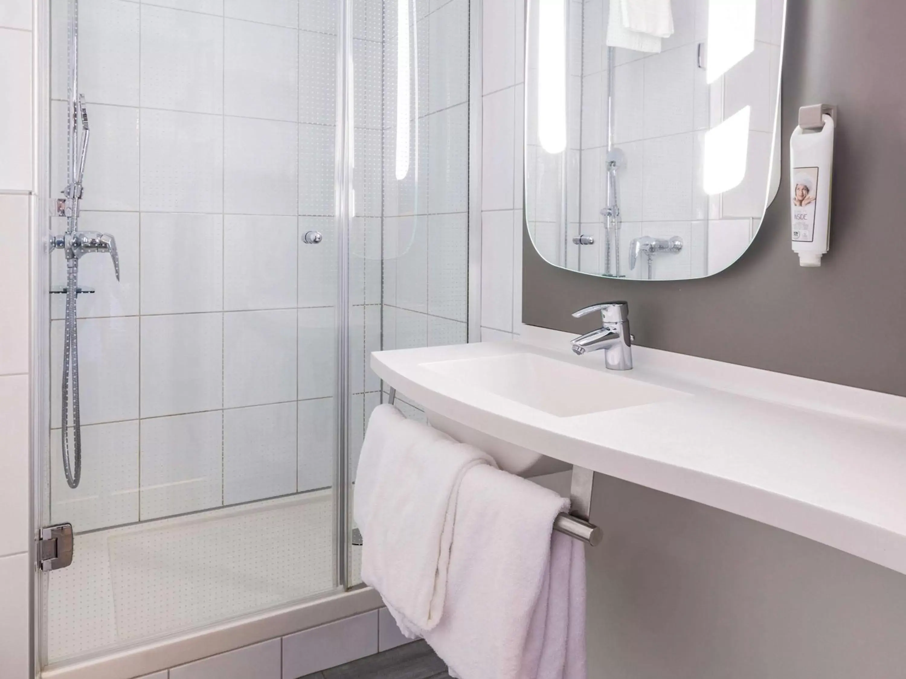 Photo of the whole room, Bathroom in ibis Zürich Messe Airport