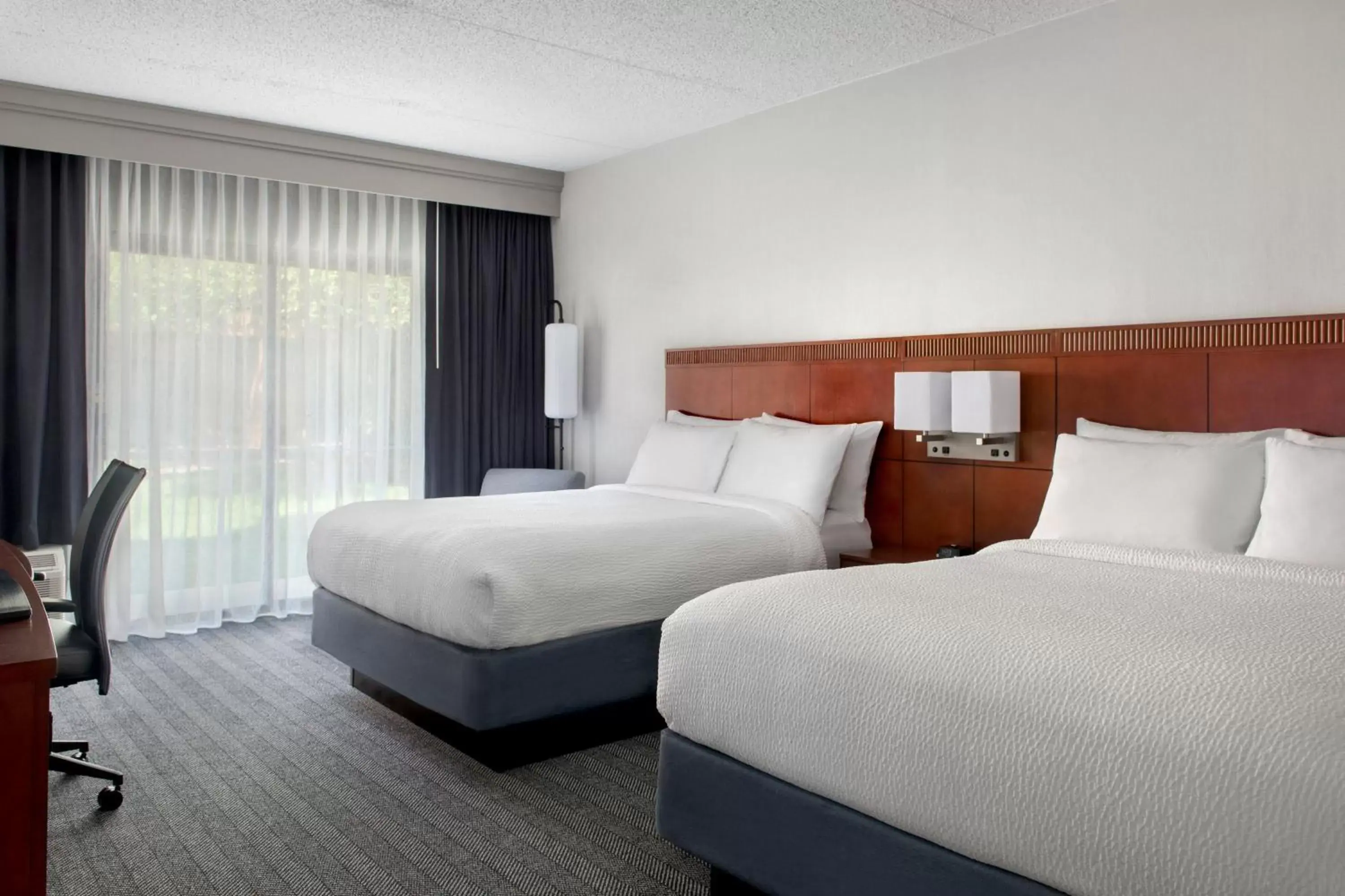 Photo of the whole room, Bed in Courtyard By Marriott Baltimore Hunt Valley