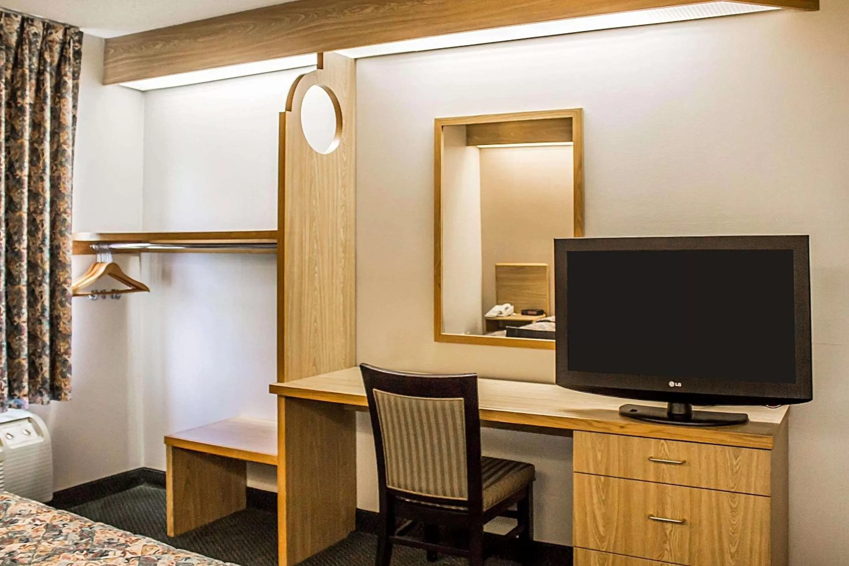 Photo of the whole room, Bed in Rodeway Inn Abbotsford