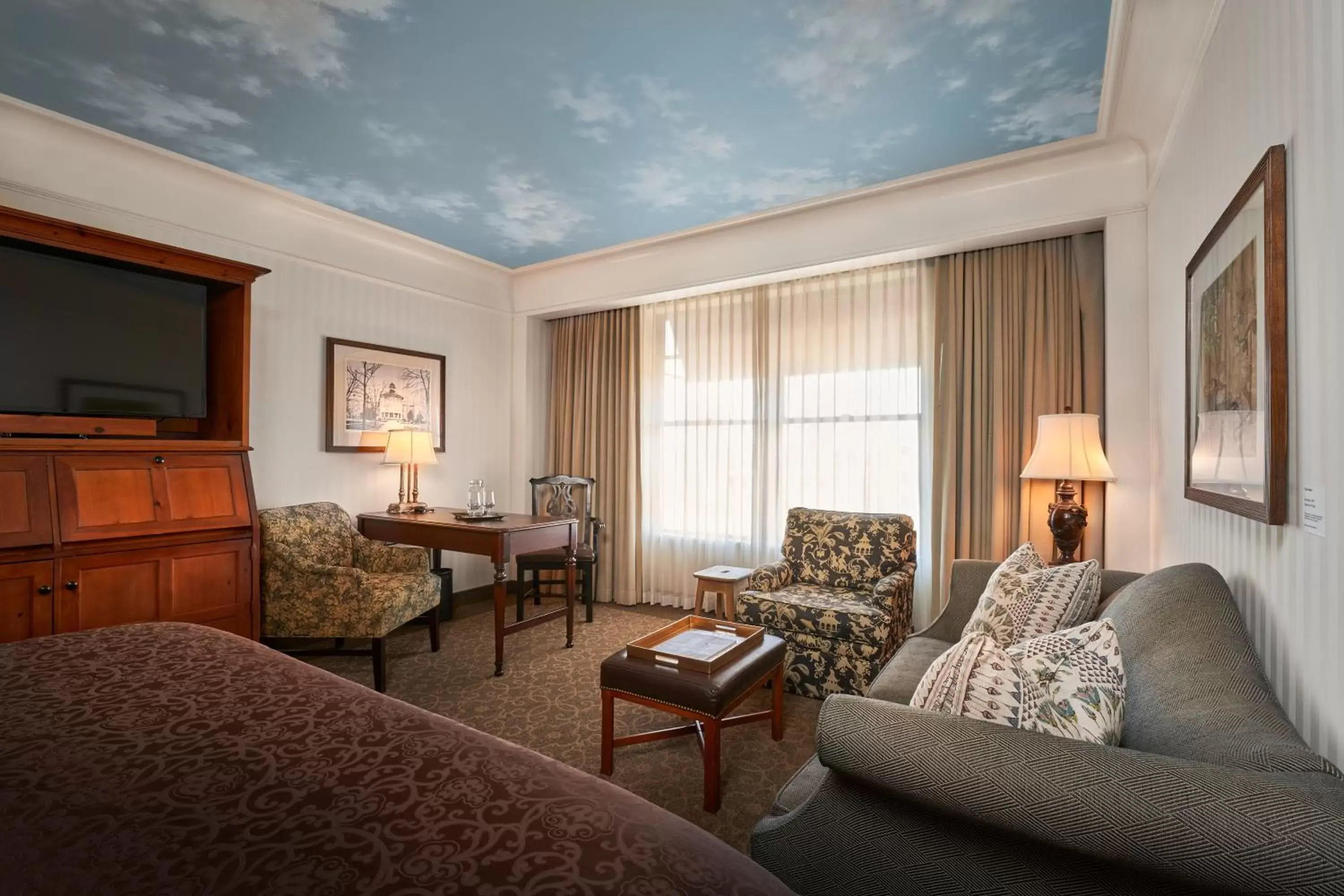 Bedroom, Seating Area in O.Henry Hotel