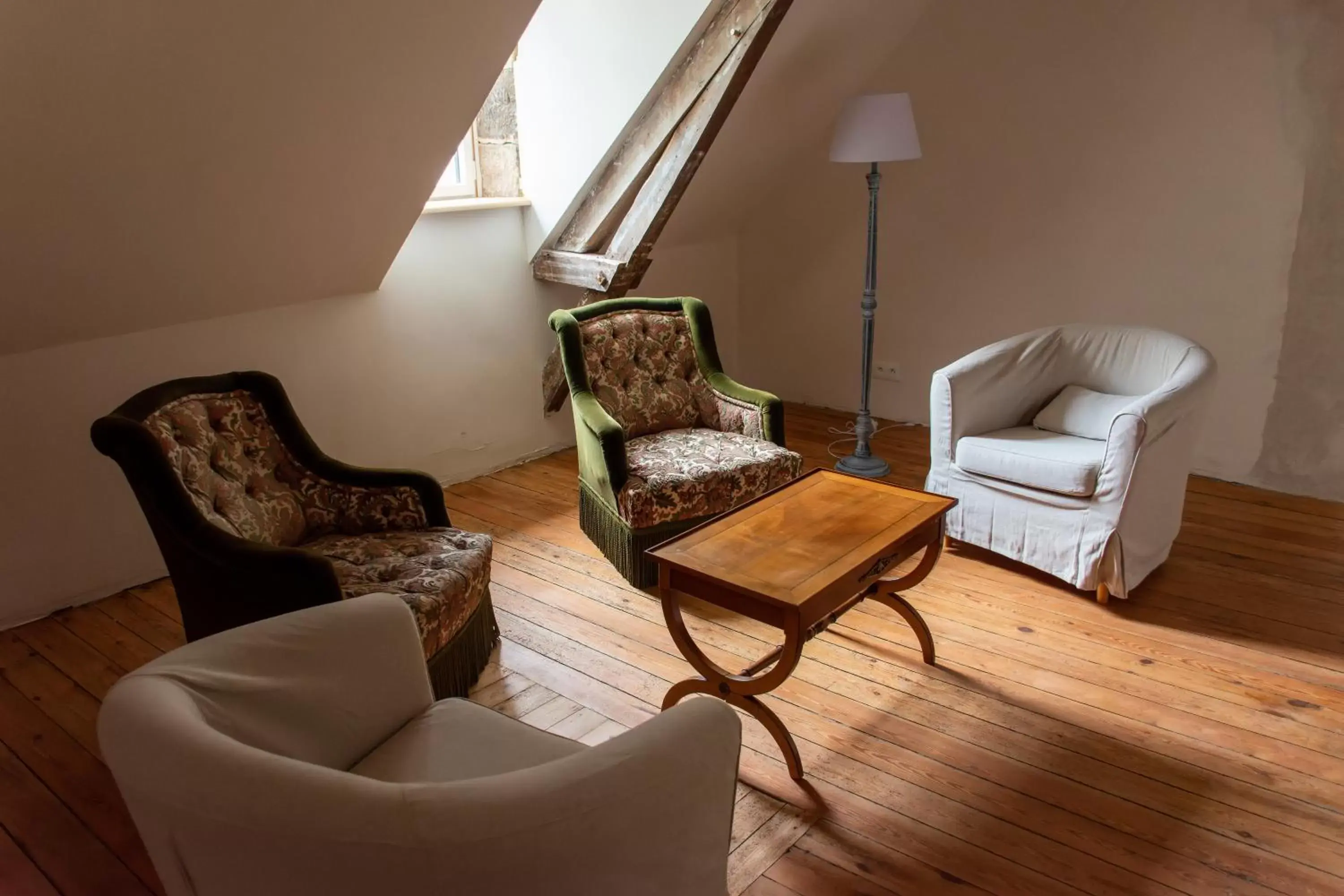 Communal lounge/ TV room, Seating Area in Chambres d'hôtes Château de Saint Etienne du Bois