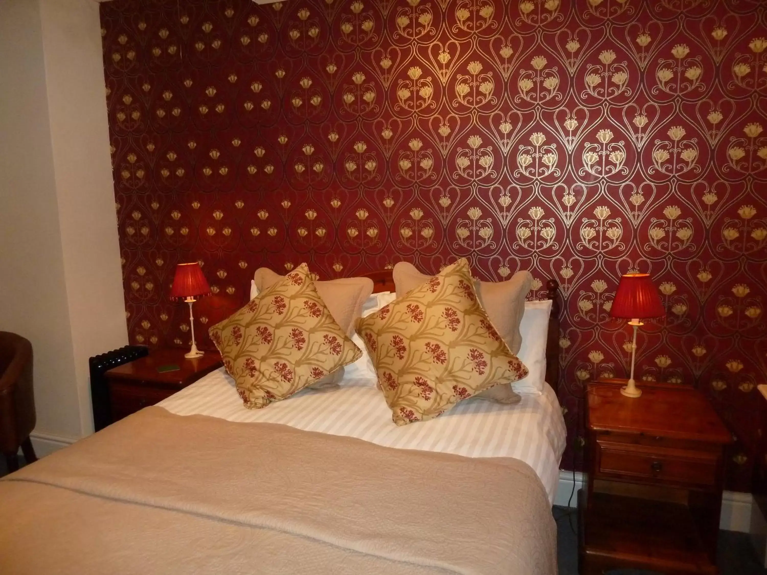 Bedroom, Bed in Blacksmiths Arms Inn