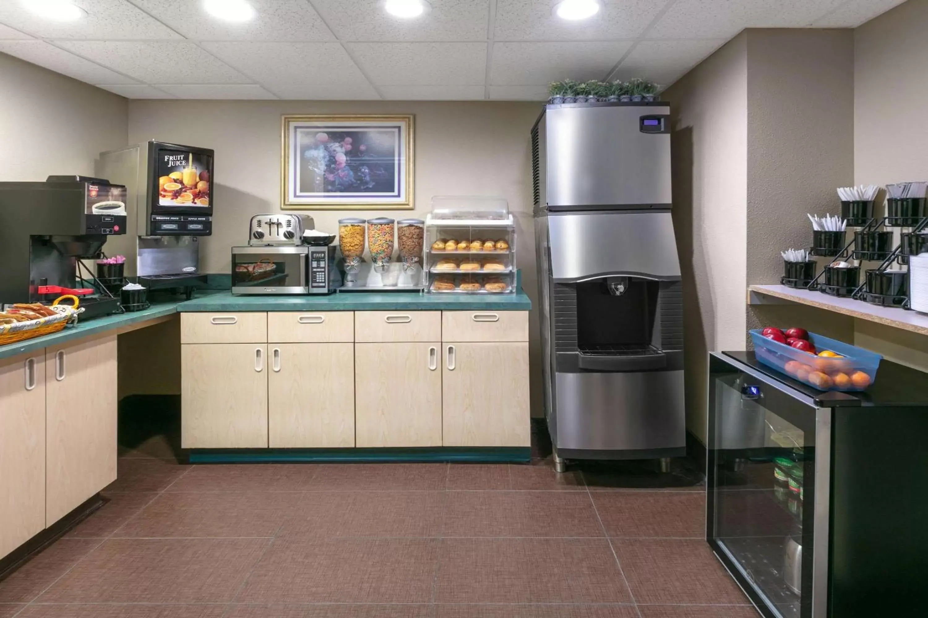 Restaurant/places to eat, Kitchen/Kitchenette in Microtel Inn & Suites by Wyndham Arlington/Dallas Area
