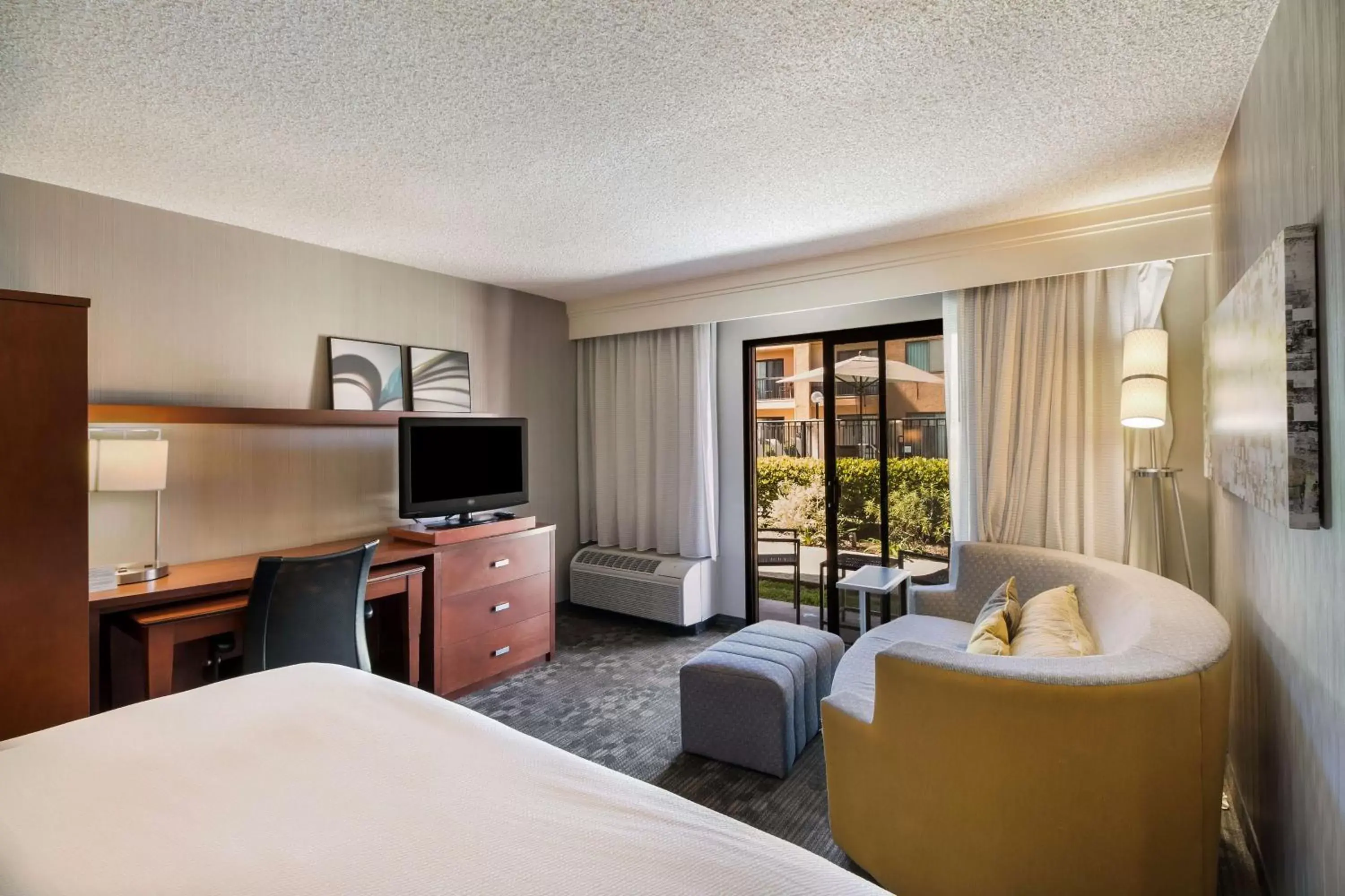 Bedroom, Seating Area in Sonesta Select Huntington Beach Fountain Valley