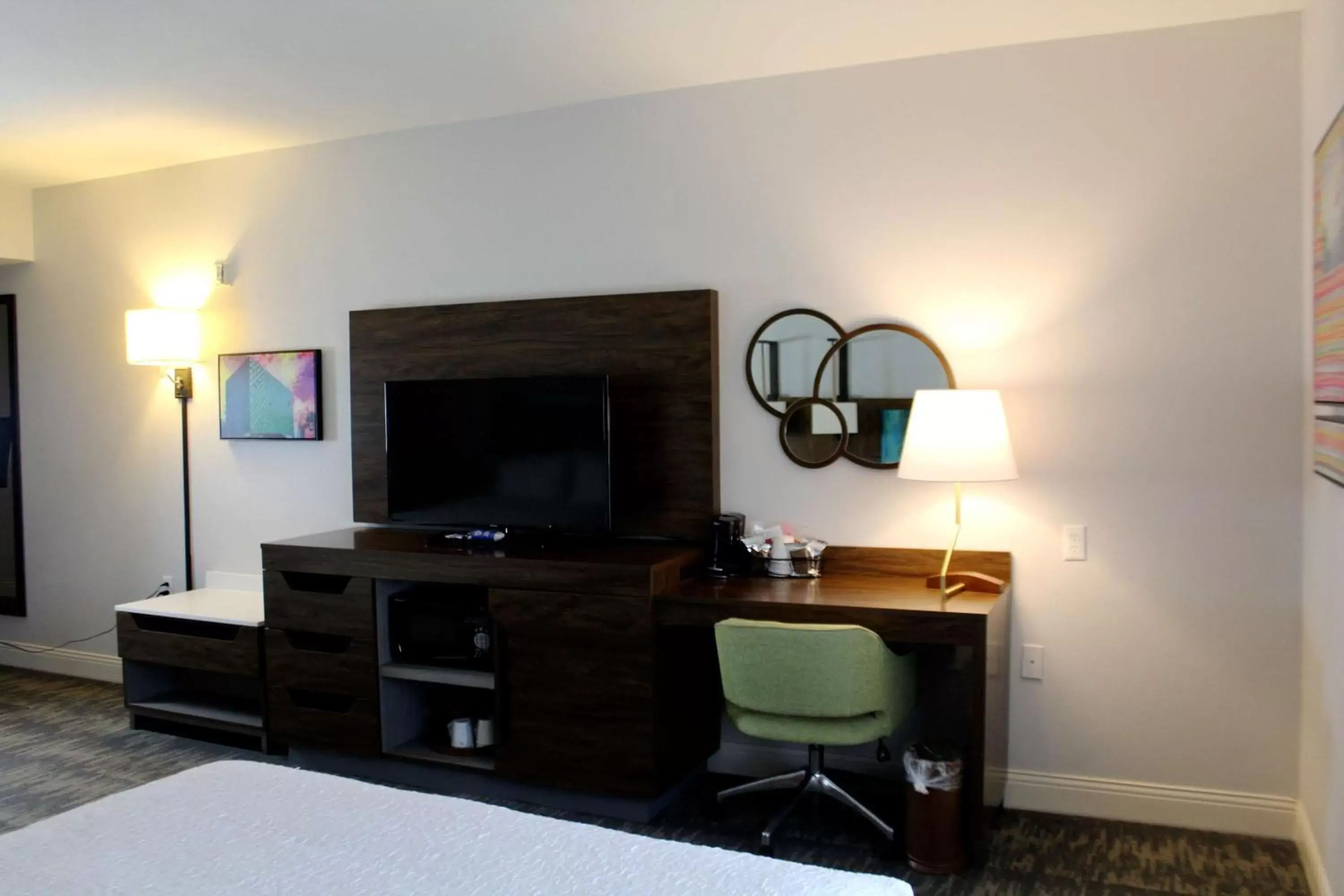 Bedroom, TV/Entertainment Center in Hampton Inn & Suites Sarasota / Bradenton - Airport