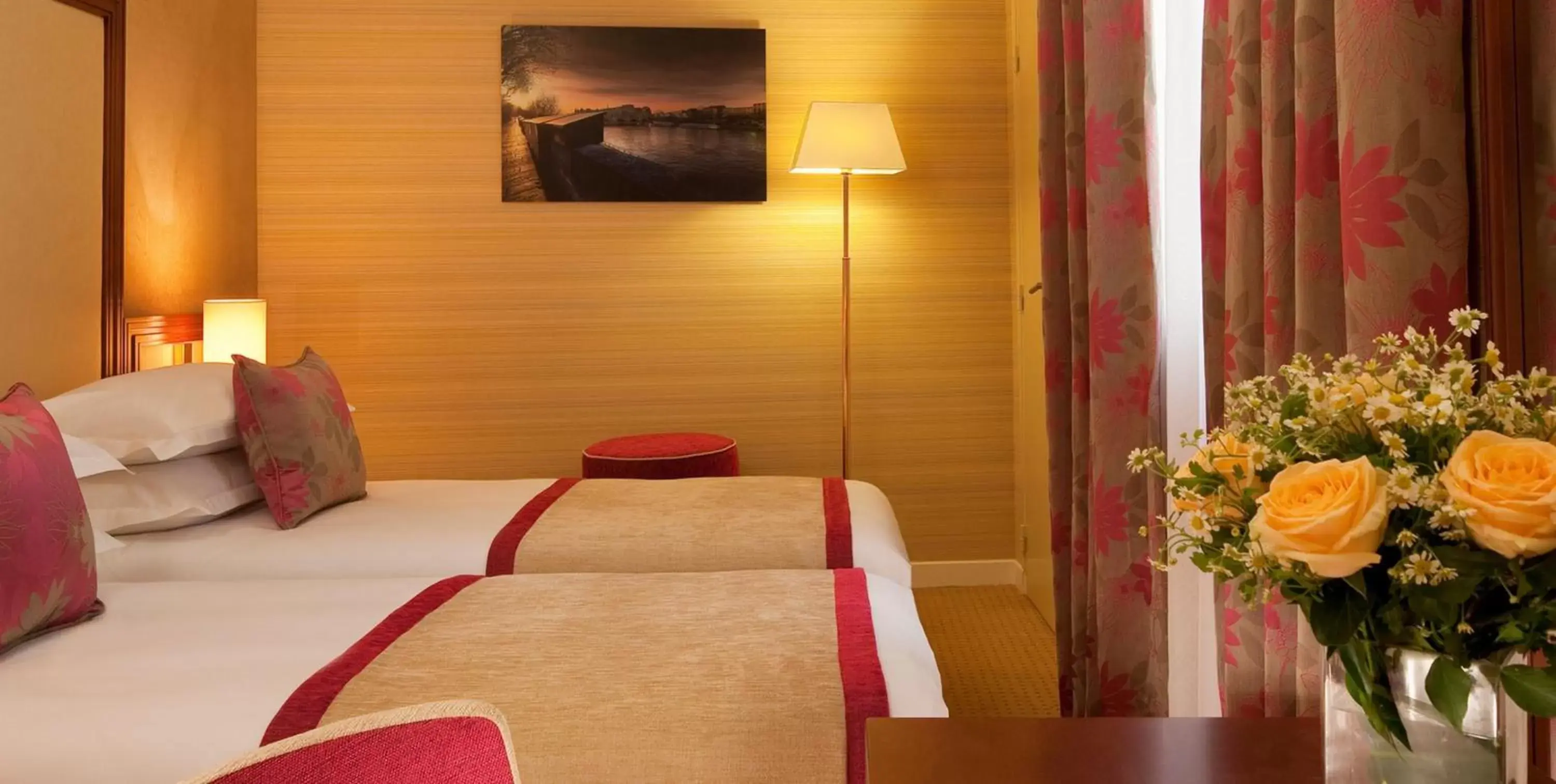 Bed, TV/Entertainment Center in Hotel Saint Honore 85
