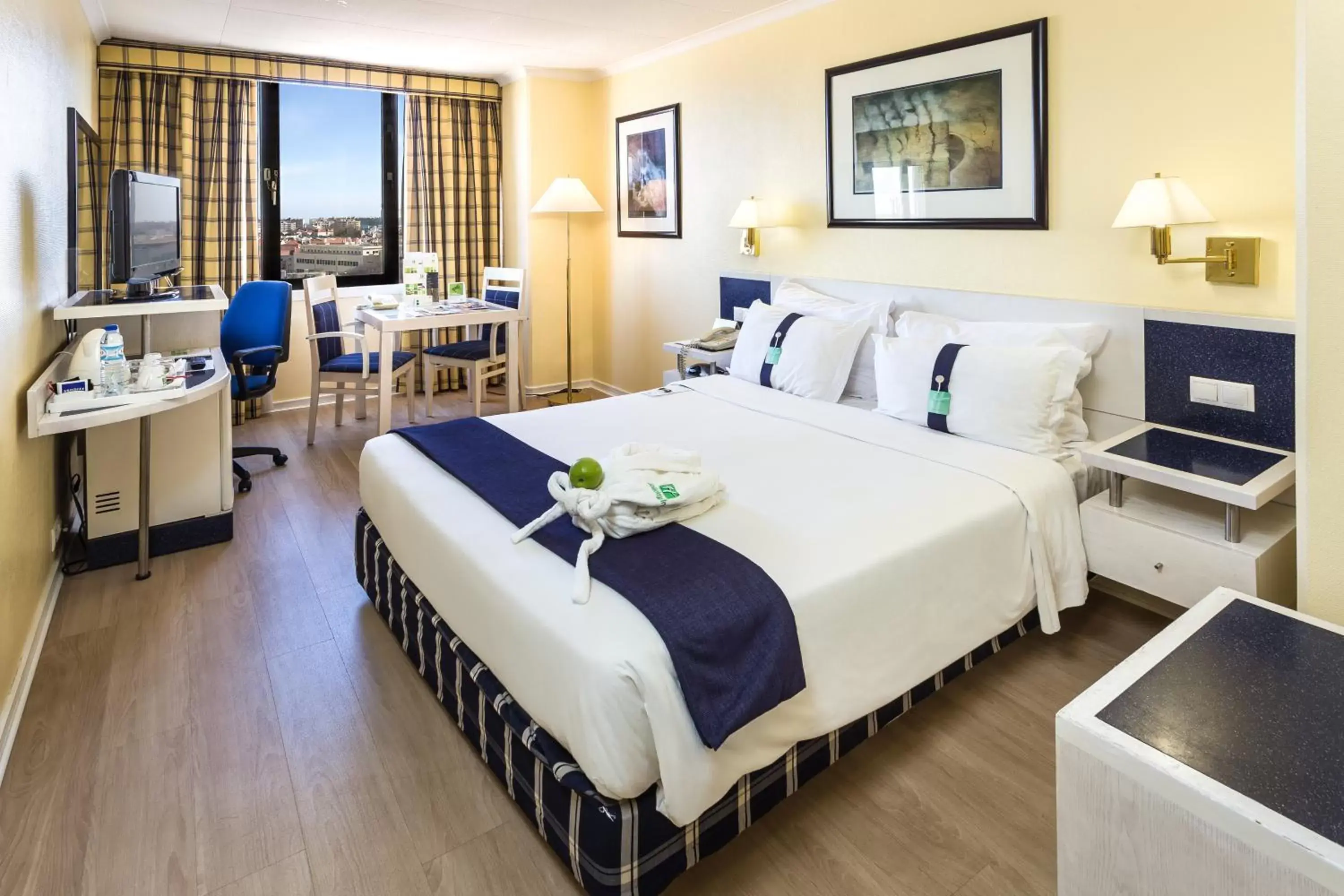 Bed, Room Photo in Holiday Inn Lisbon, an IHG Hotel
