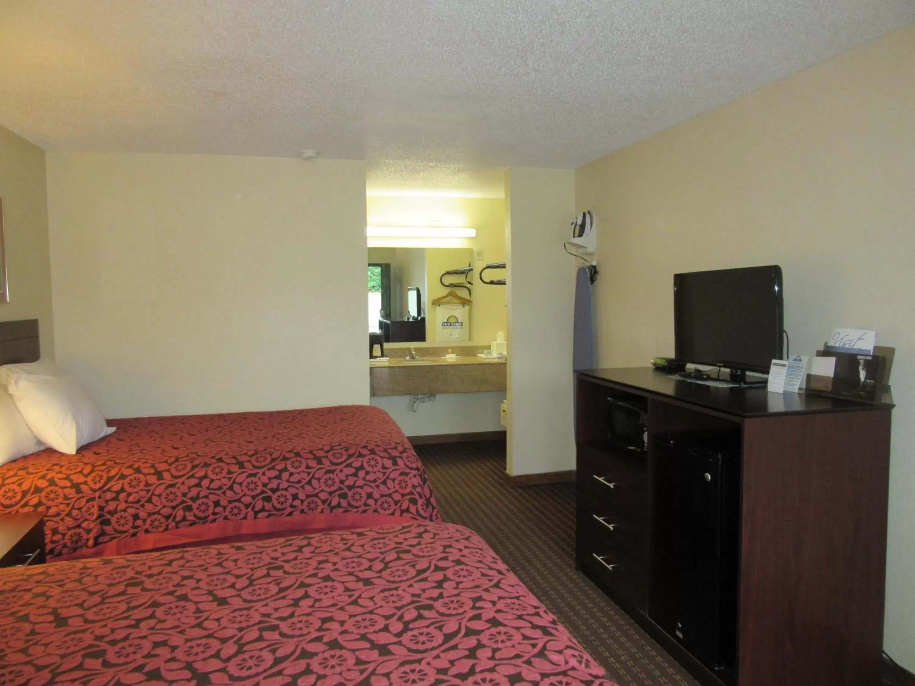 Photo of the whole room, Room Photo in Days Inn by Wyndham Columbia NE Fort Jackson