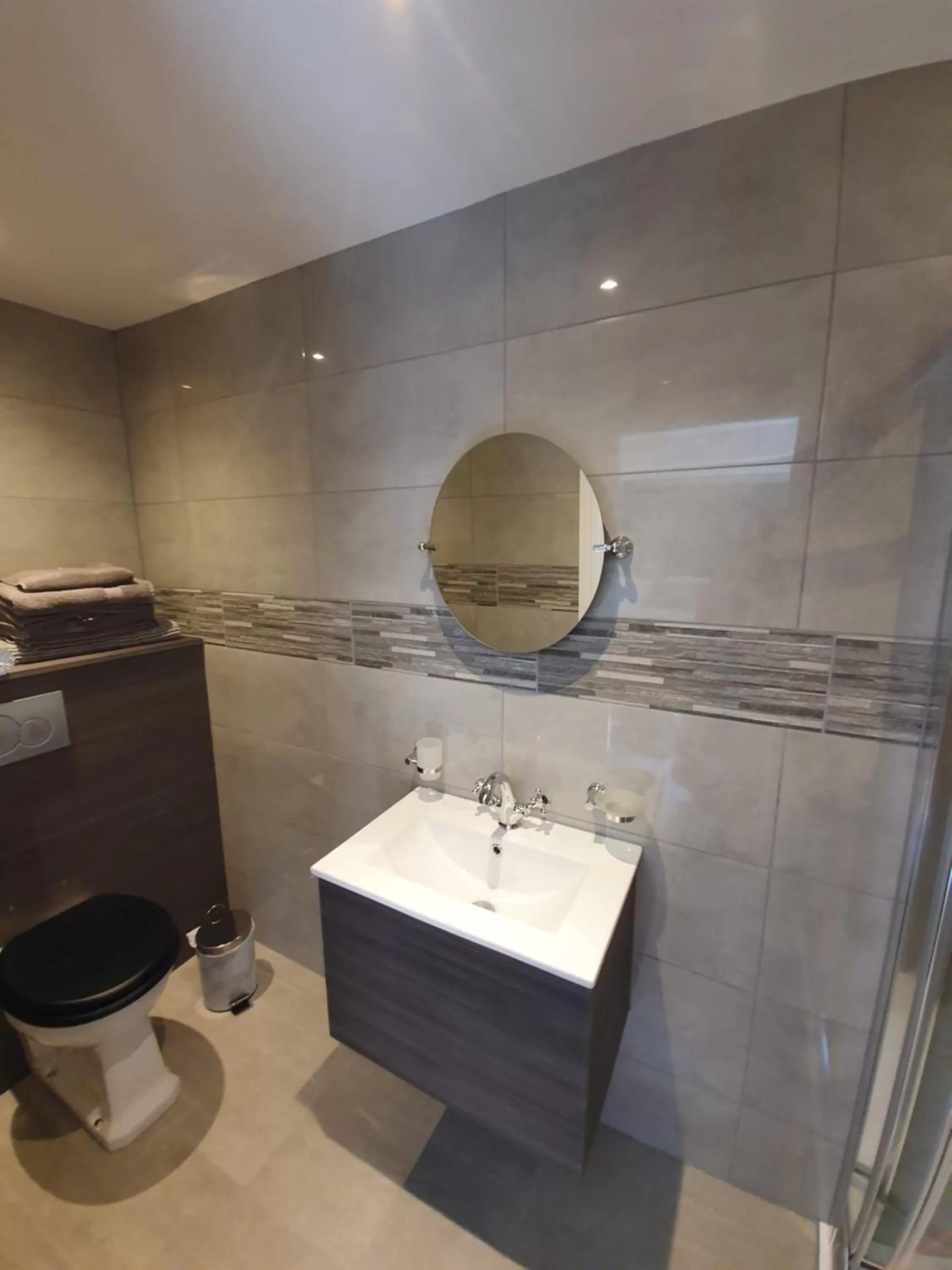 Bathroom in Church House Inn, Stokenham