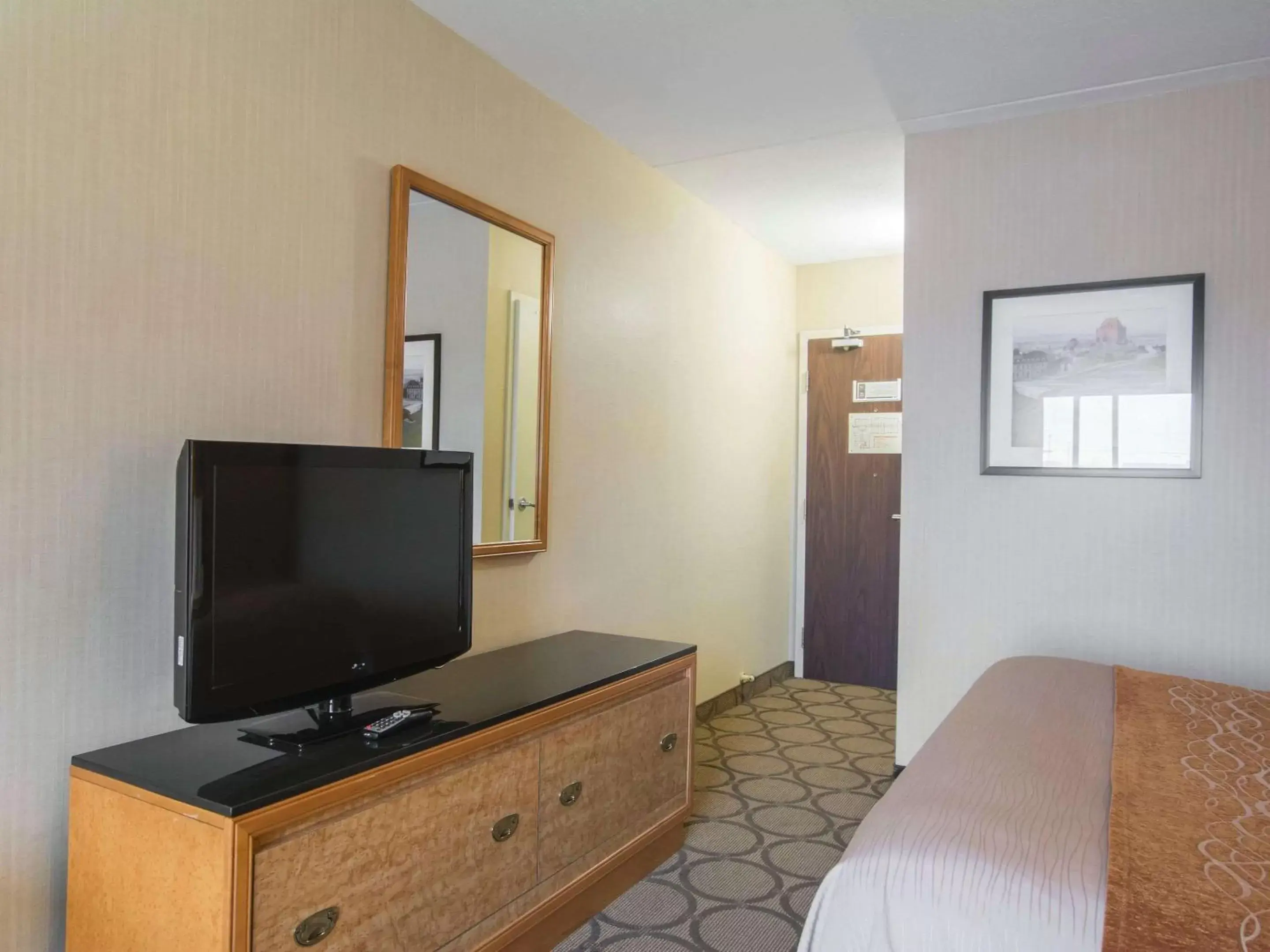 Photo of the whole room, TV/Entertainment Center in Comfort Inn Airport East