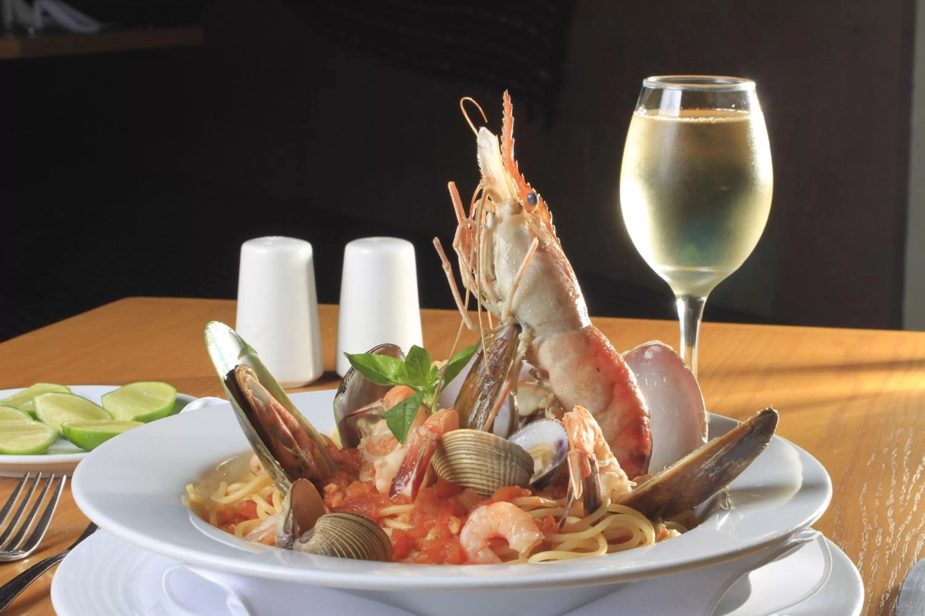 Food and drinks in Crowne Plaza Monterrey Aeropuerto by IHG