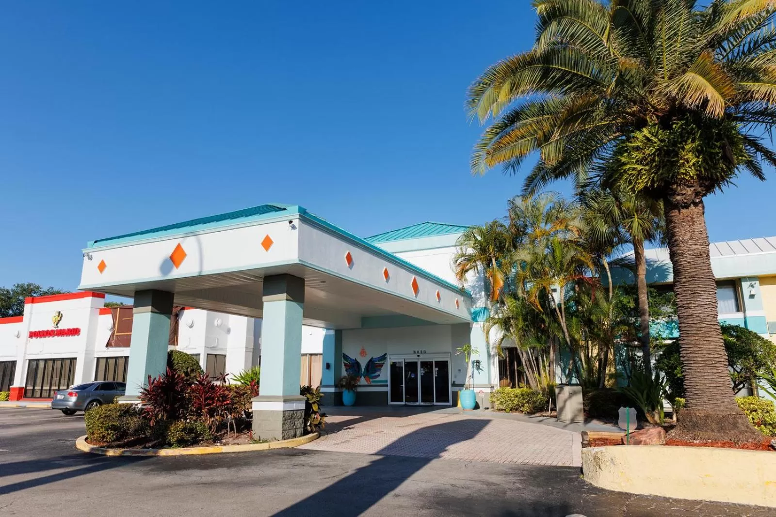 Facade/entrance in Garnet Inn & Suites, Orlando