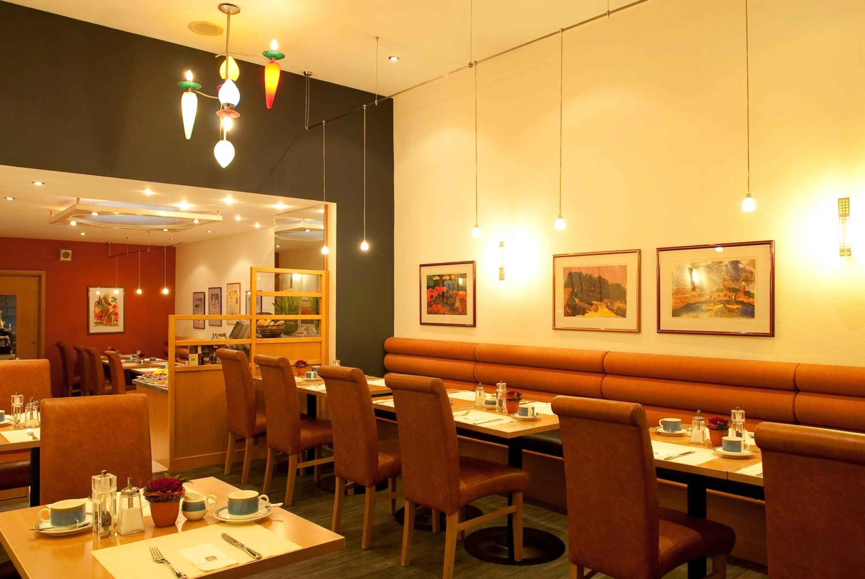 Restaurant/places to eat in Hotel Plaza