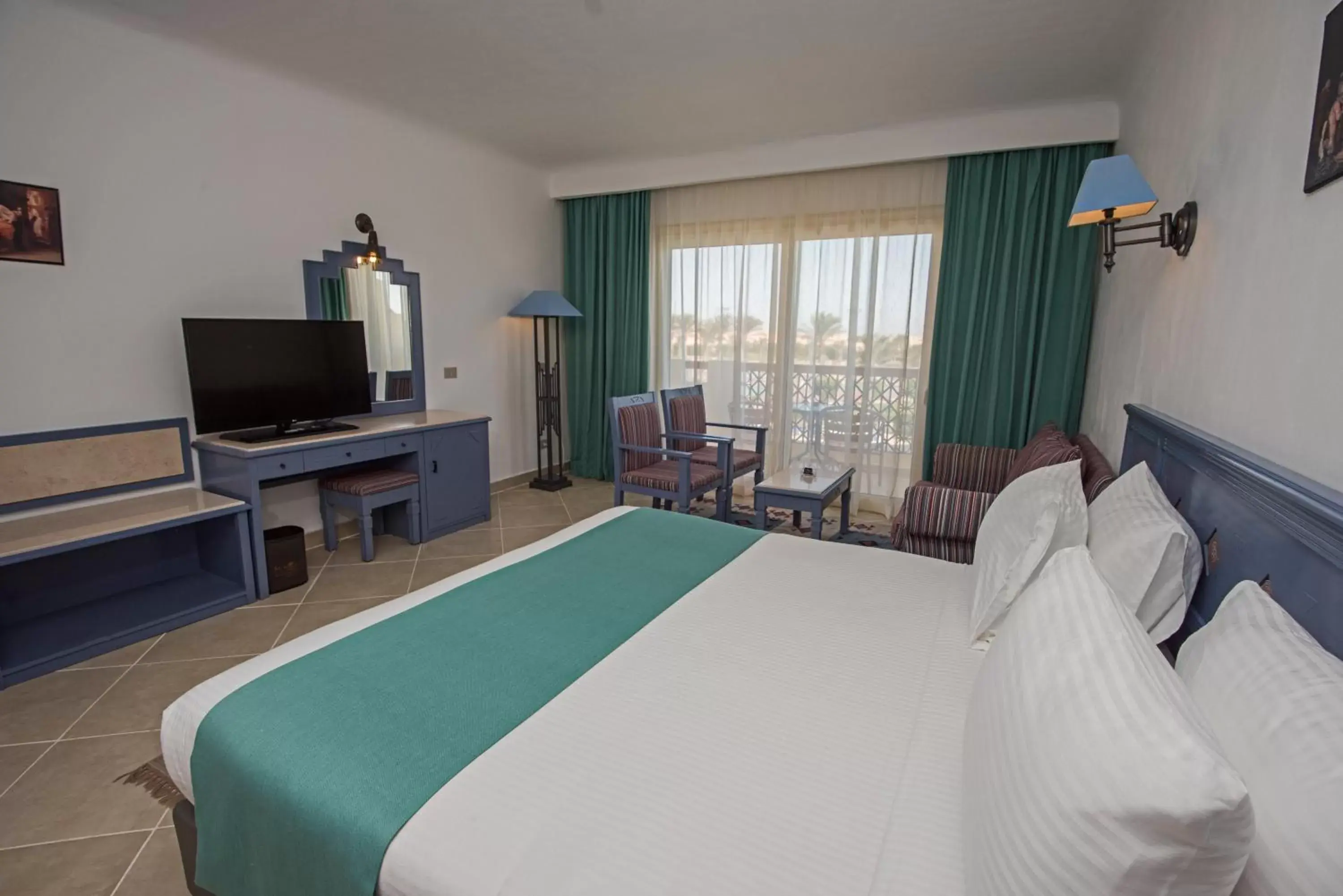 Bedroom, TV/Entertainment Center in Sunrise Royal Makadi Resort