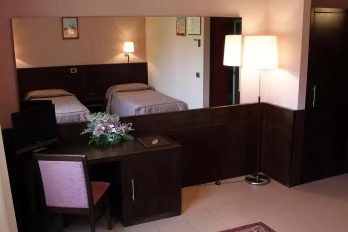 Photo of the whole room, Bed in Hotel City