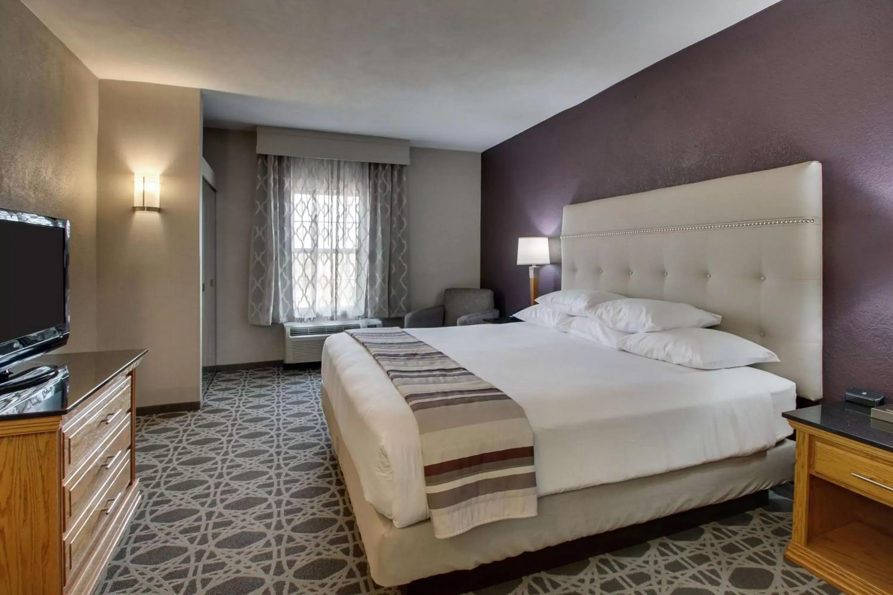 Photo of the whole room, Bed in Drury Inn & Suites Albuquerque North