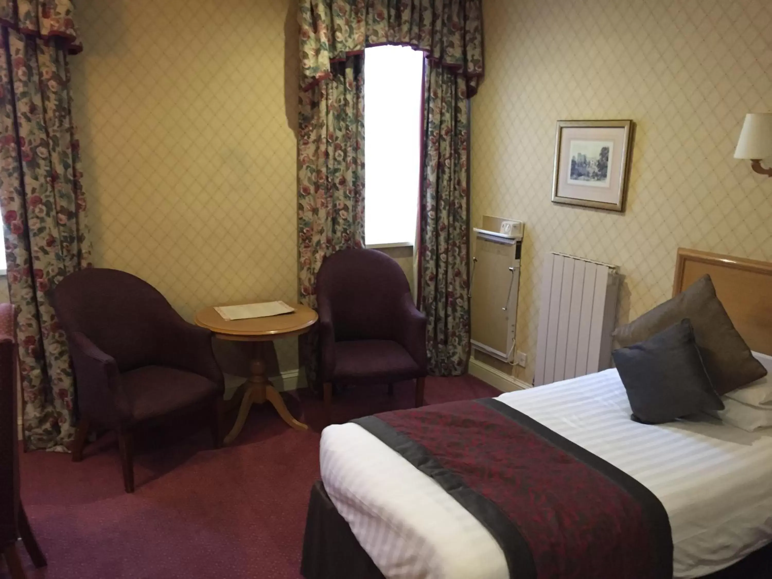 Photo of the whole room, Bed in Crown & Mitre Hotel