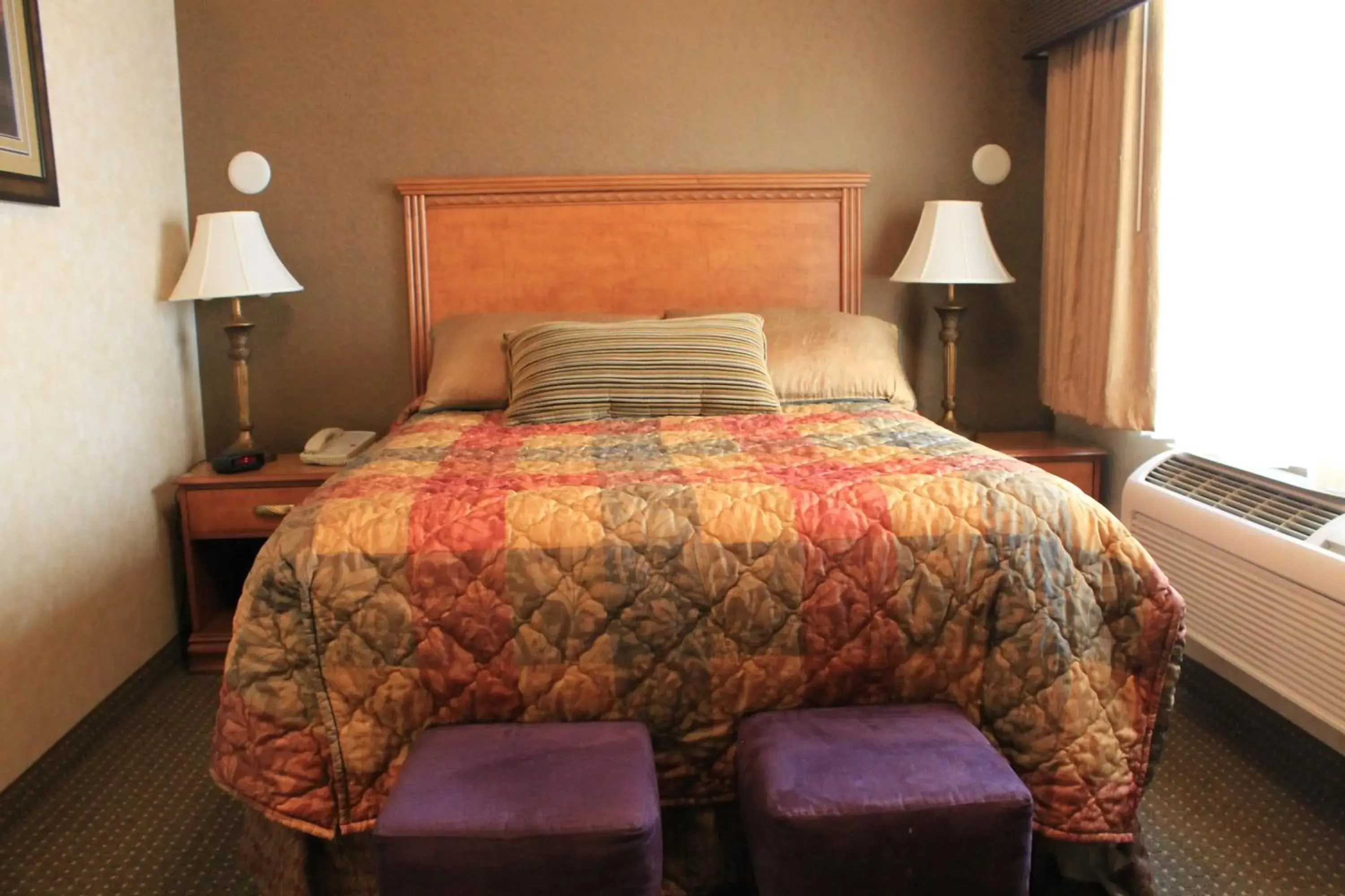 Bed in Rushmore Express & Suites