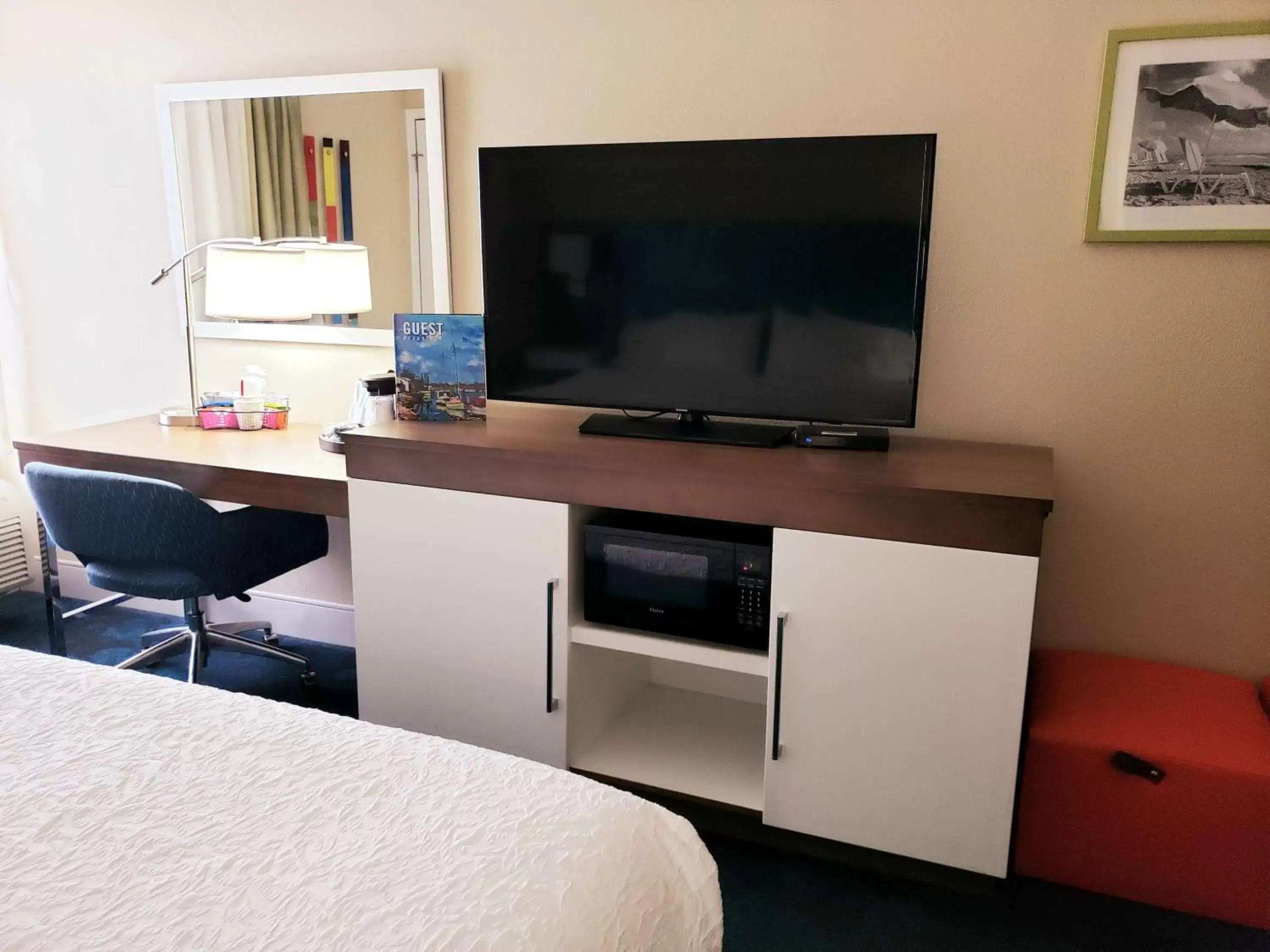 Bedroom, TV/Entertainment Center in Hampton Inn St. Augustine-Historic District