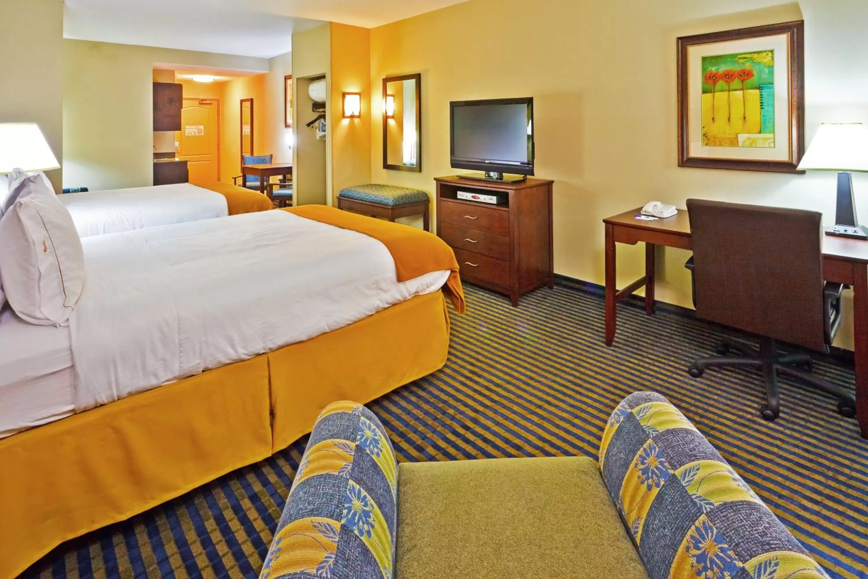 Photo of the whole room, Bed in Holiday Inn Express Hotel & Suites Ooltewah Springs - Chattanooga, an IHG Hotel
