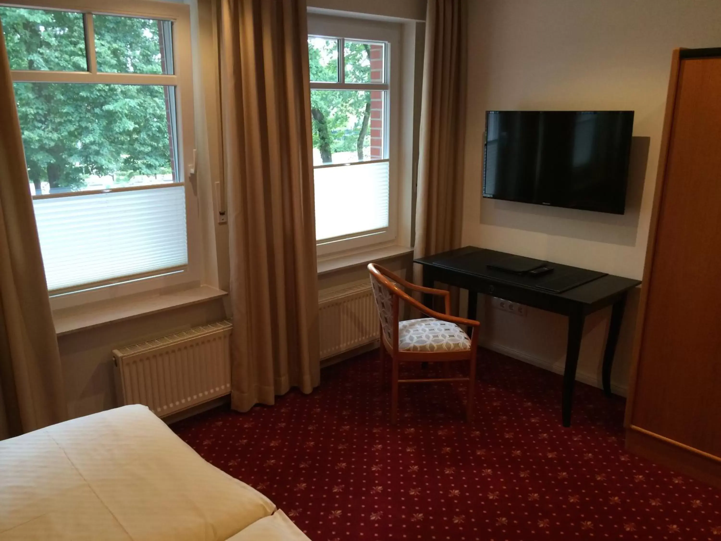 Photo of the whole room, TV/Entertainment Center in Landhotel Witte-König