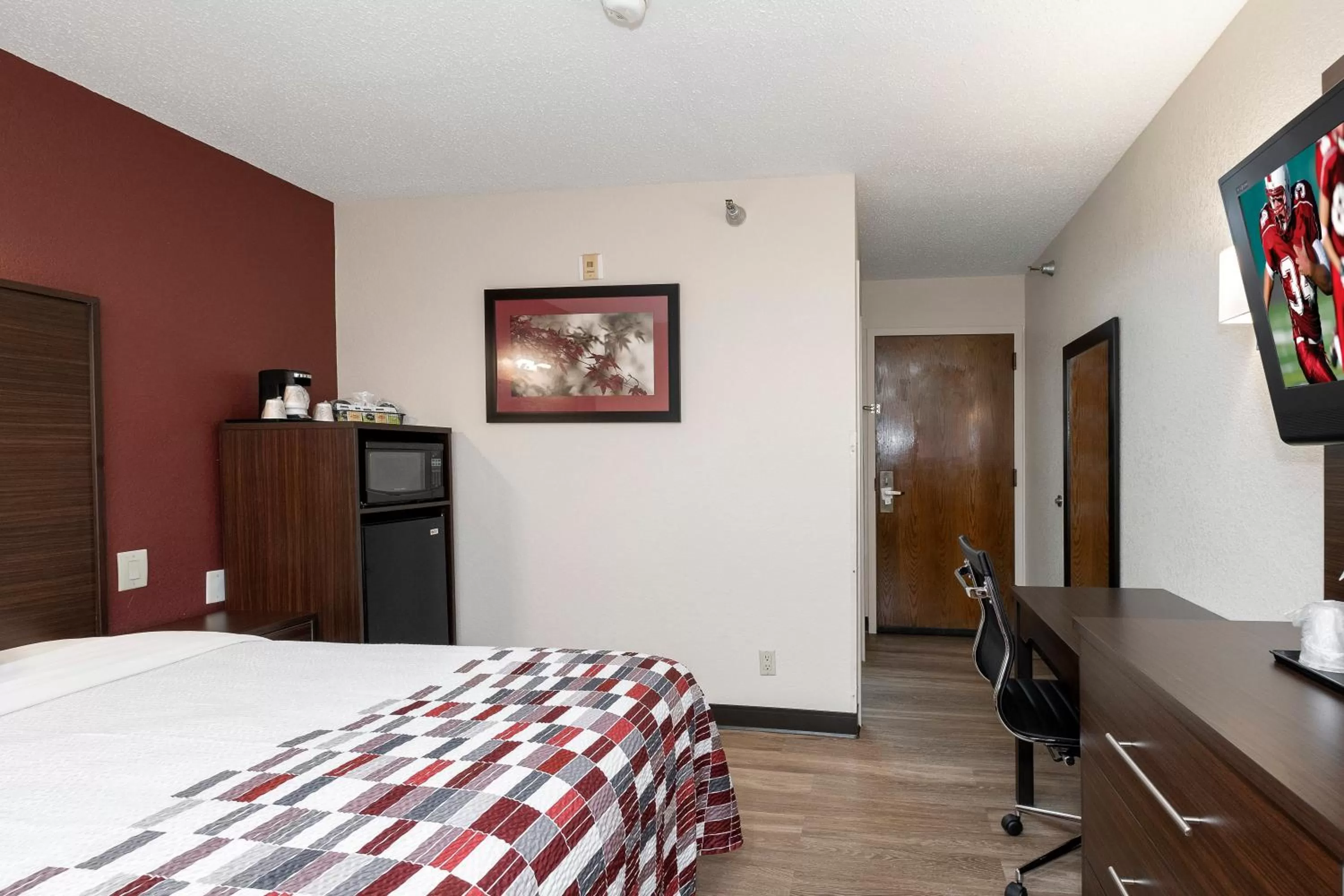 Superior King Non-Smoking in Red Roof Inn Springfield, MO