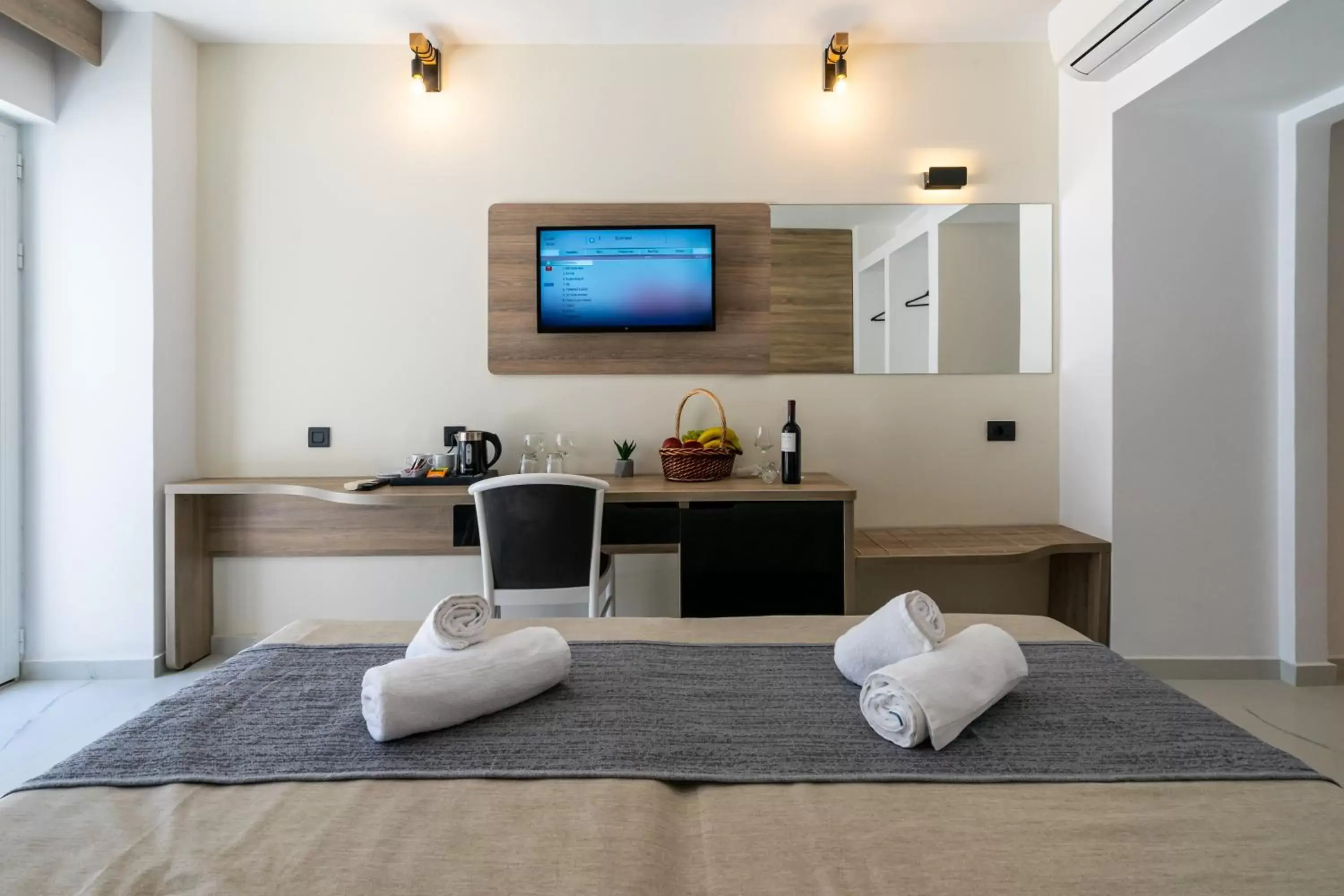 TV and multimedia, Bed in Castellum Suites - All Inclusive