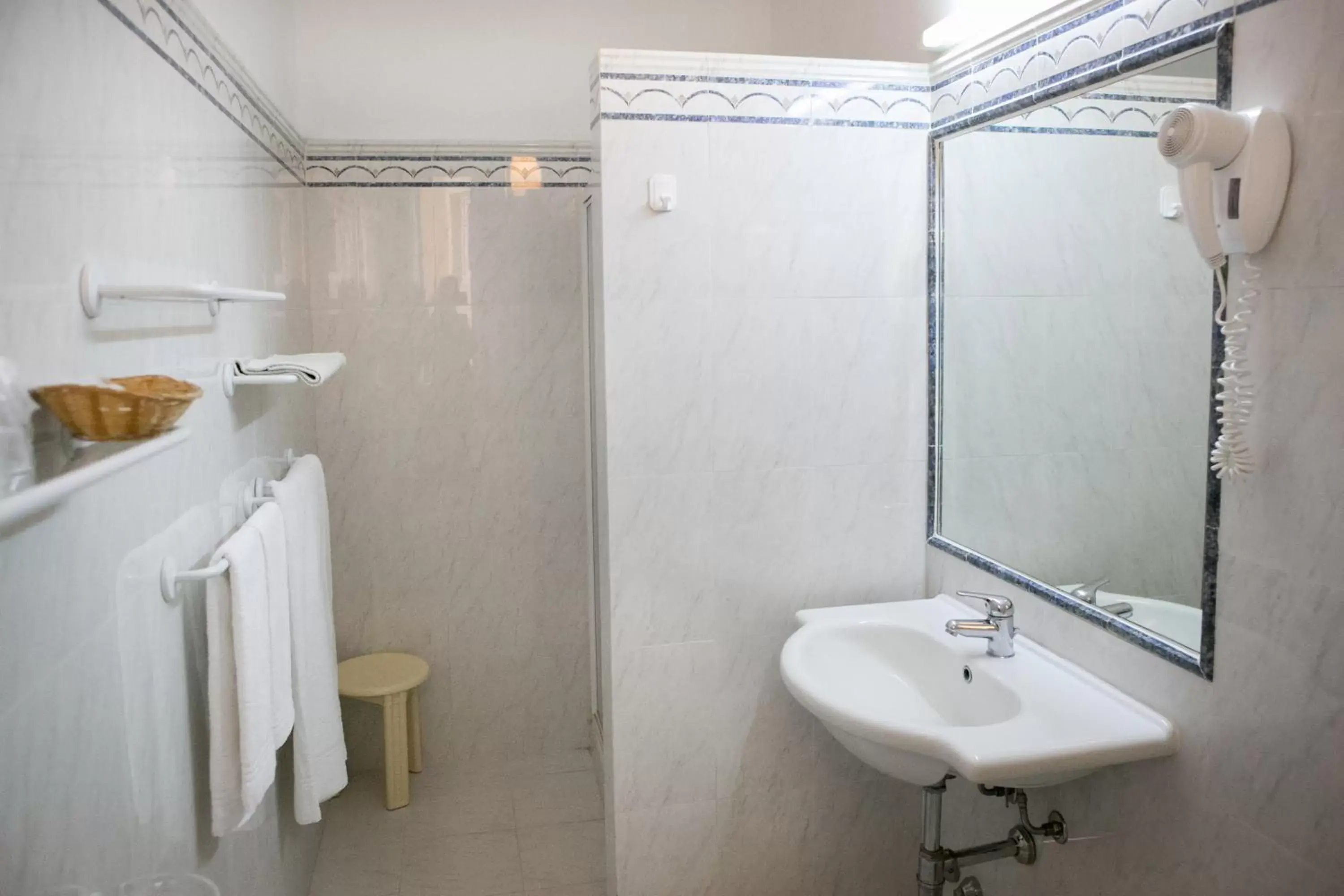 Shower, Bathroom in Hotel Giardino