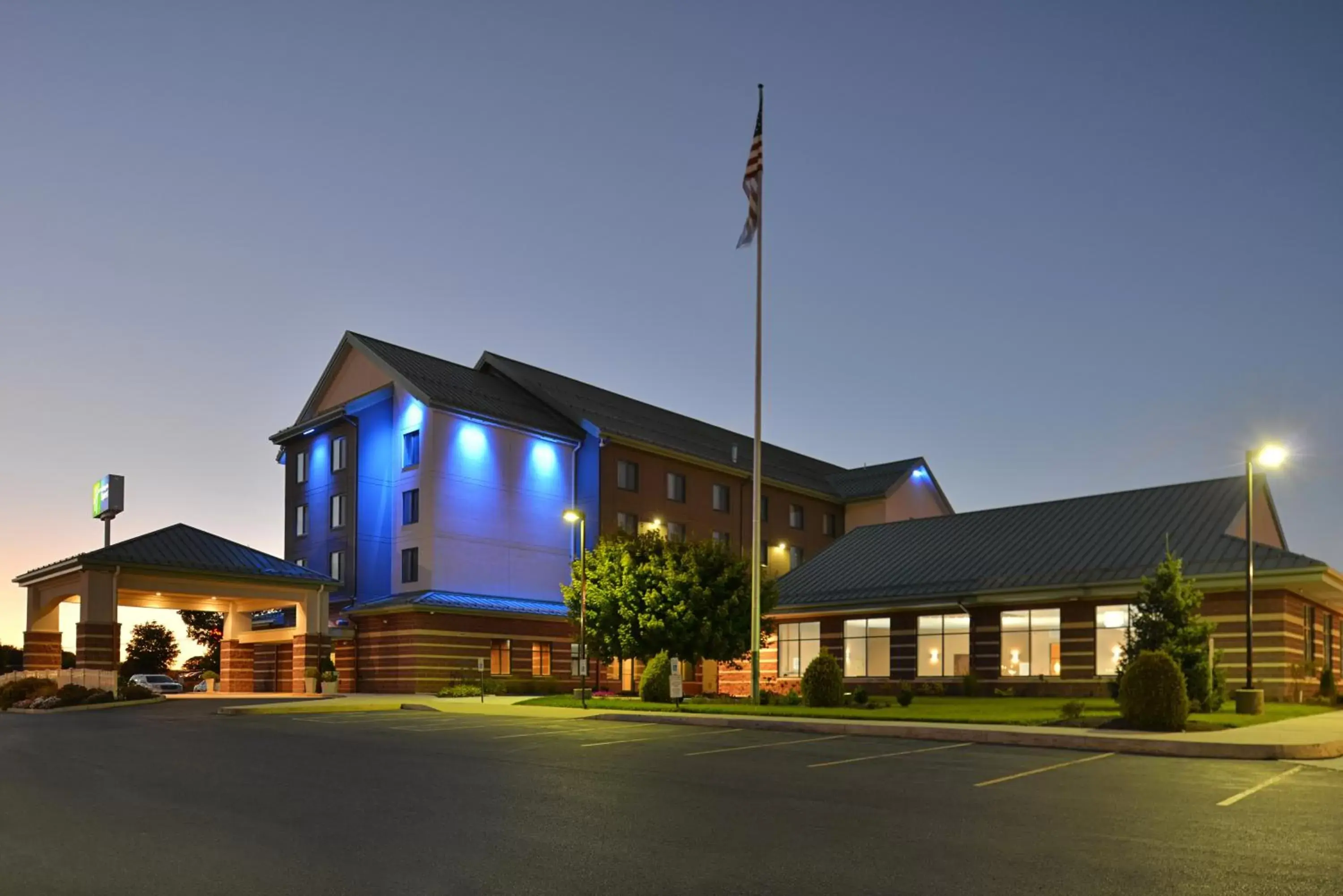 Property building in Holiday Inn Express Breezewood by IHG Property building in Holiday Inn Express Breezewood by IHG