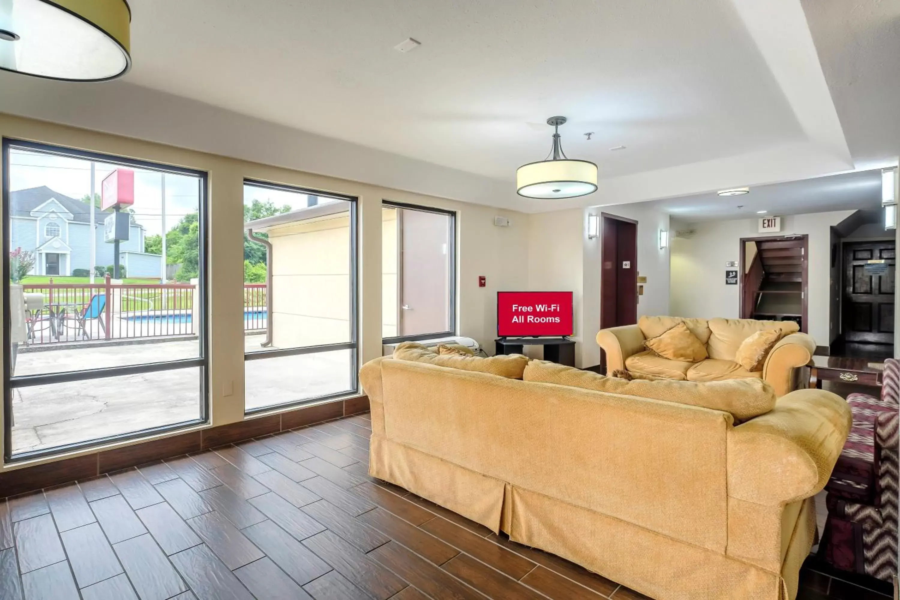 Lobby or reception, Seating Area in Red Roof Inn & Suites Mobile SW - I-10