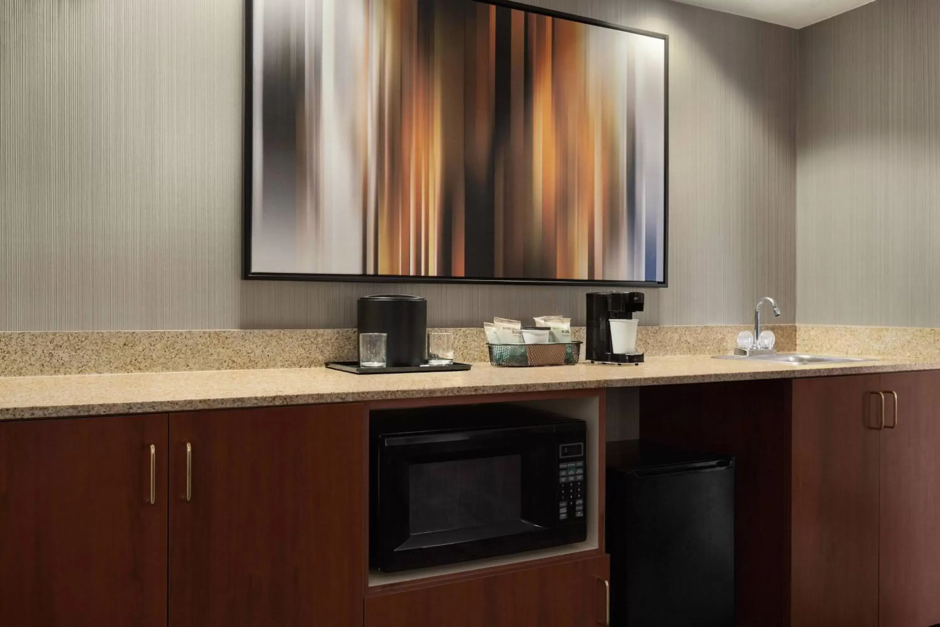 Bedroom, TV/Entertainment Center in Courtyard By Marriott Salinas Monterey