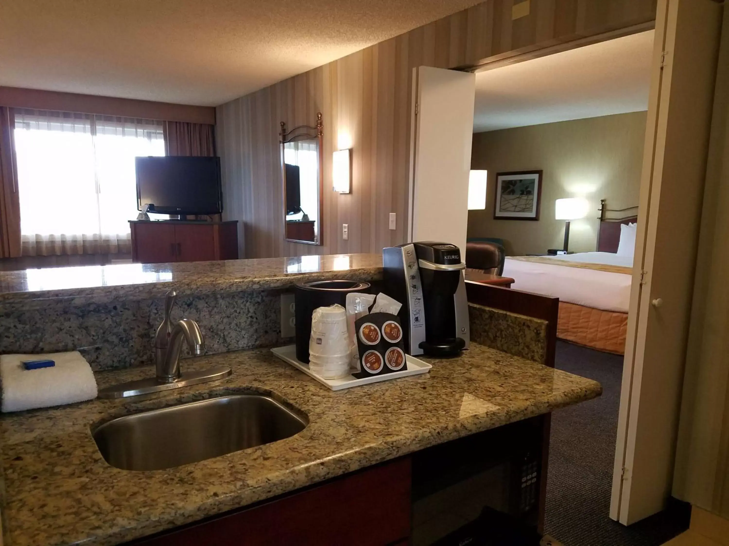 Photo of the whole room, Kitchen/Kitchenette in Best Western Cascadia Inn