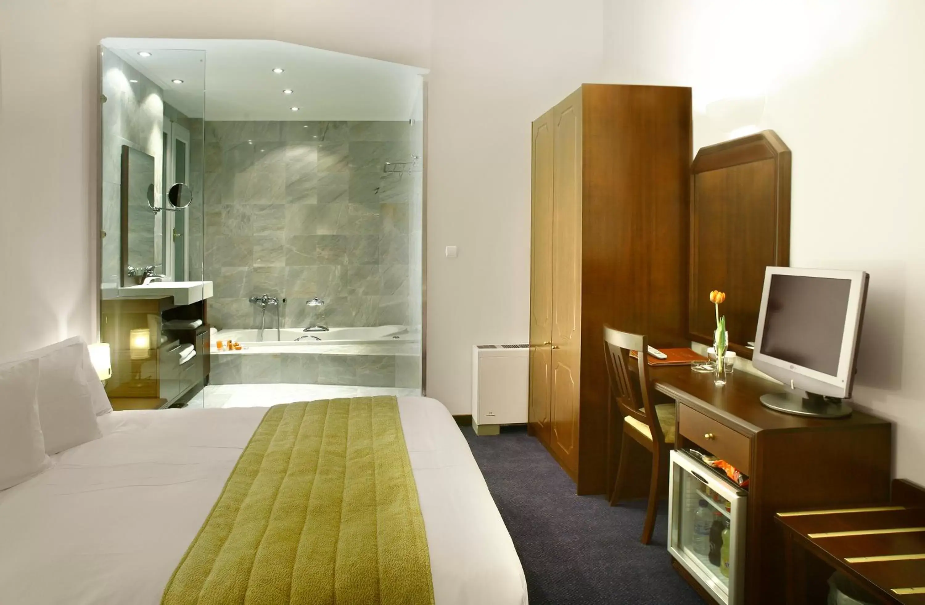 Bed, TV/Entertainment Center in Arni Hotel Domotel