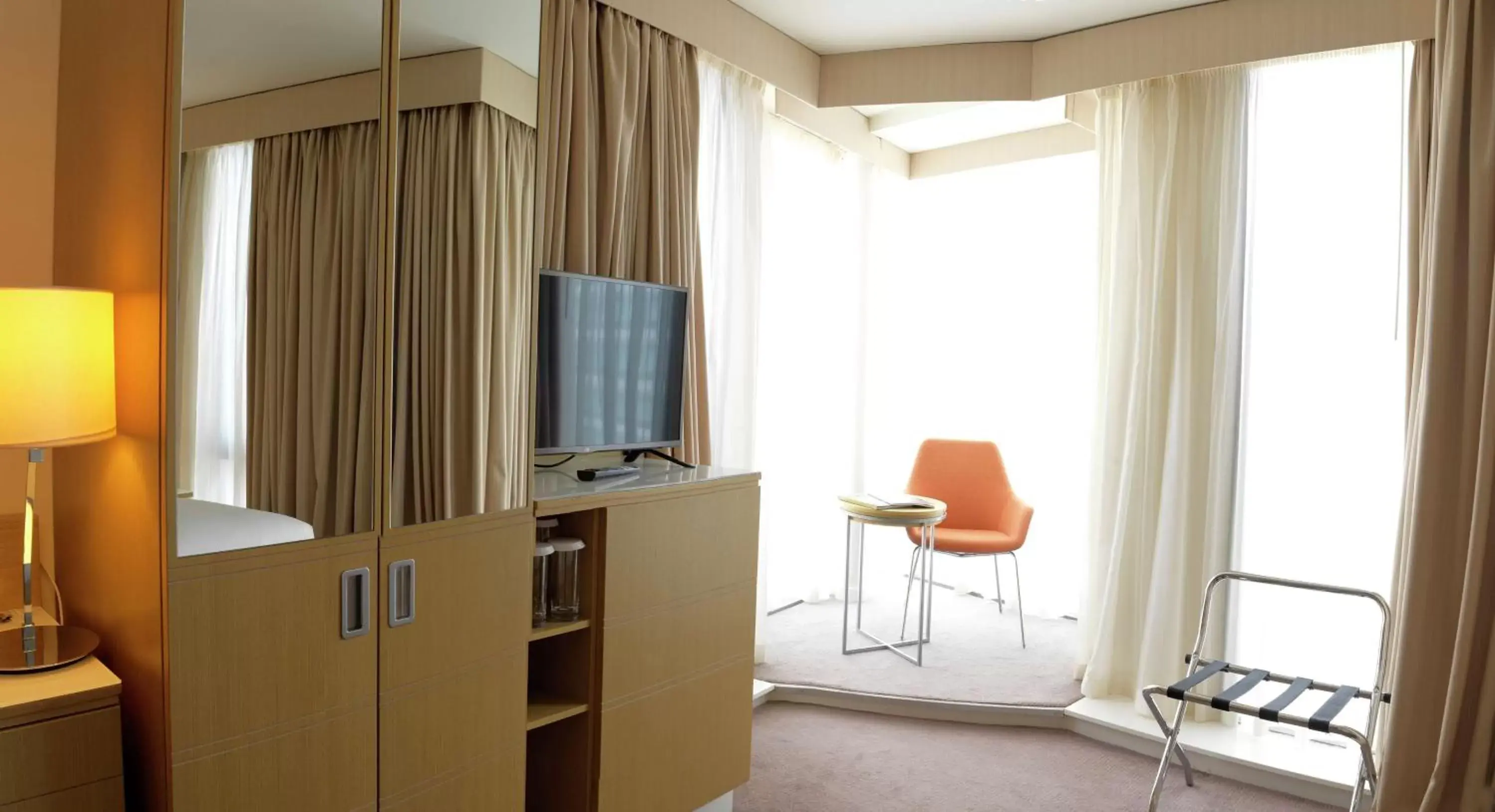 Living room, TV/Entertainment Center in Hilton Garden Inn Montebello / Los Angeles