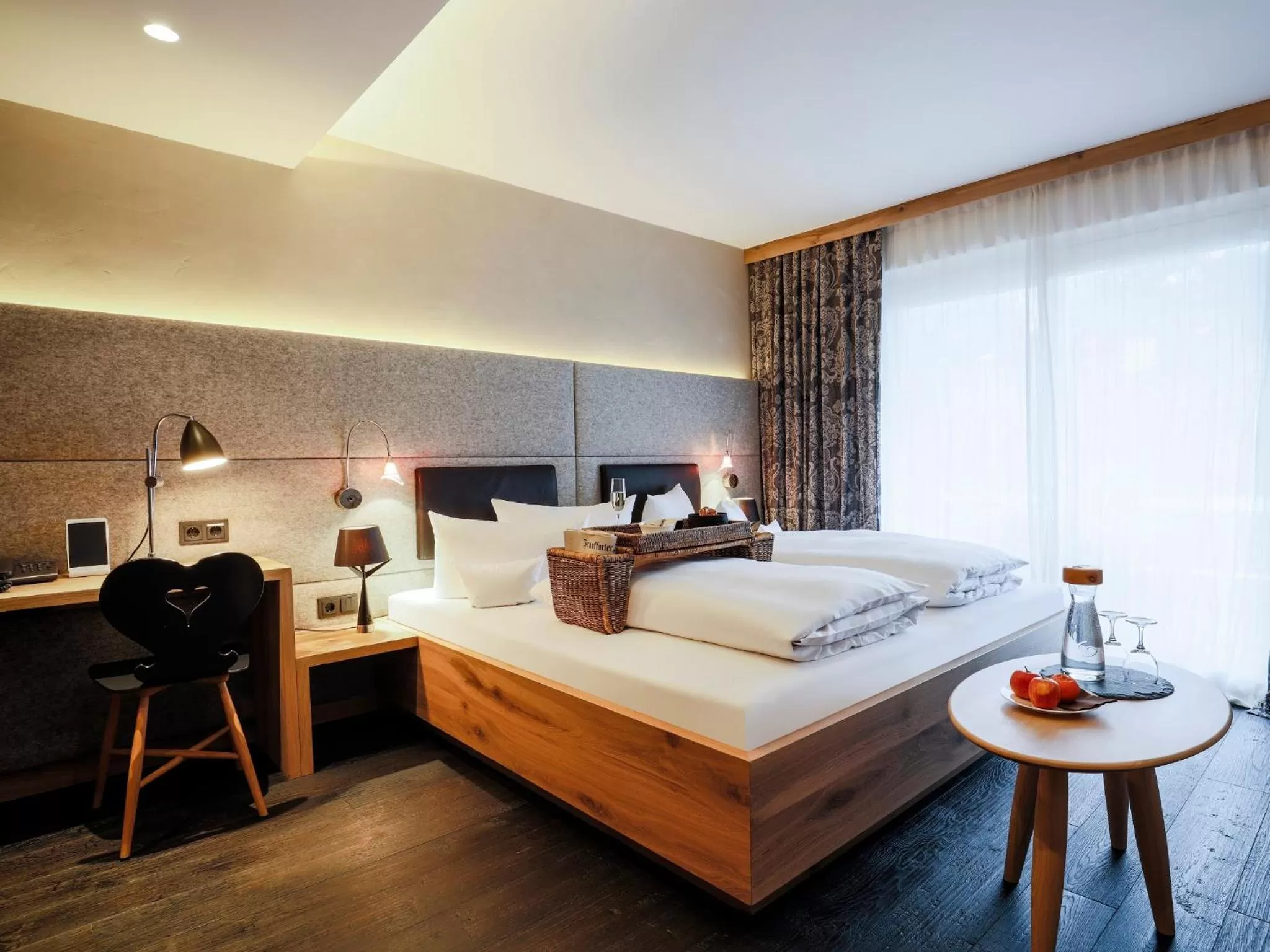 Photo of the whole room, Bed in Staudacherhof in Garmisch-Partenkirchen I Blick aufs Zugspitzmassiv I einzigartige Bayurvida Küche