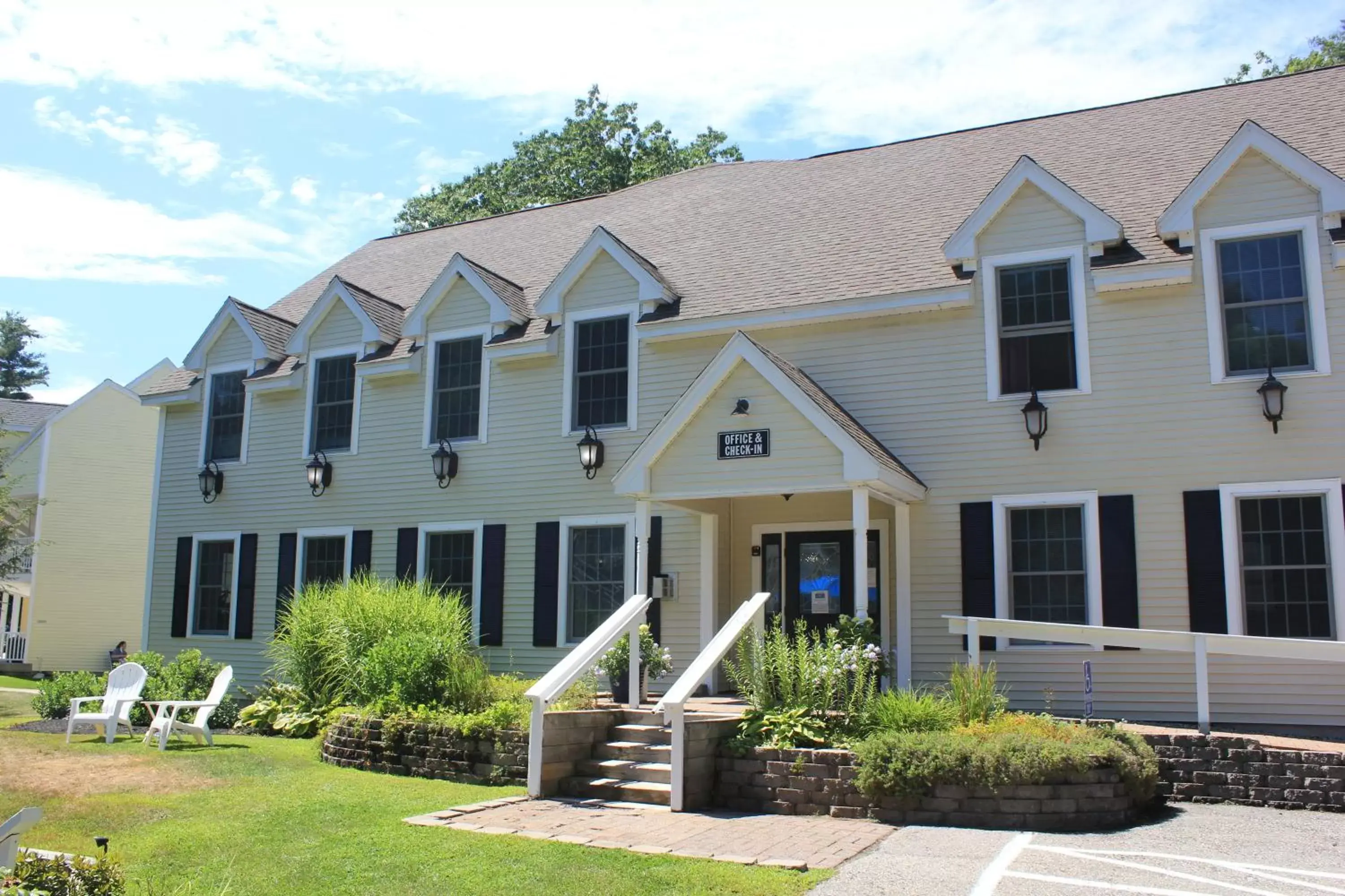 Property Building in Admiral's Inn Resort