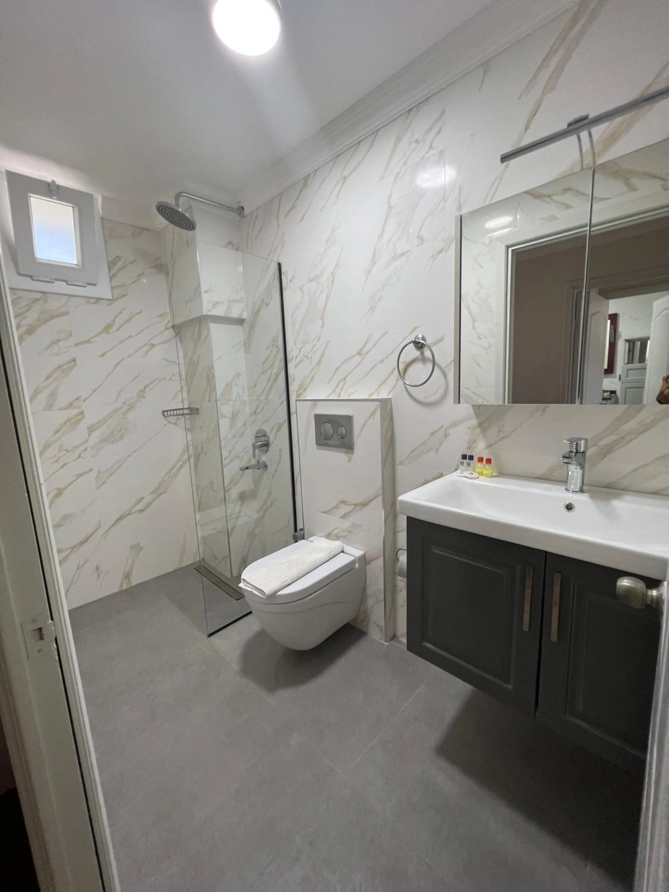 Moonshine Hotel & Suites