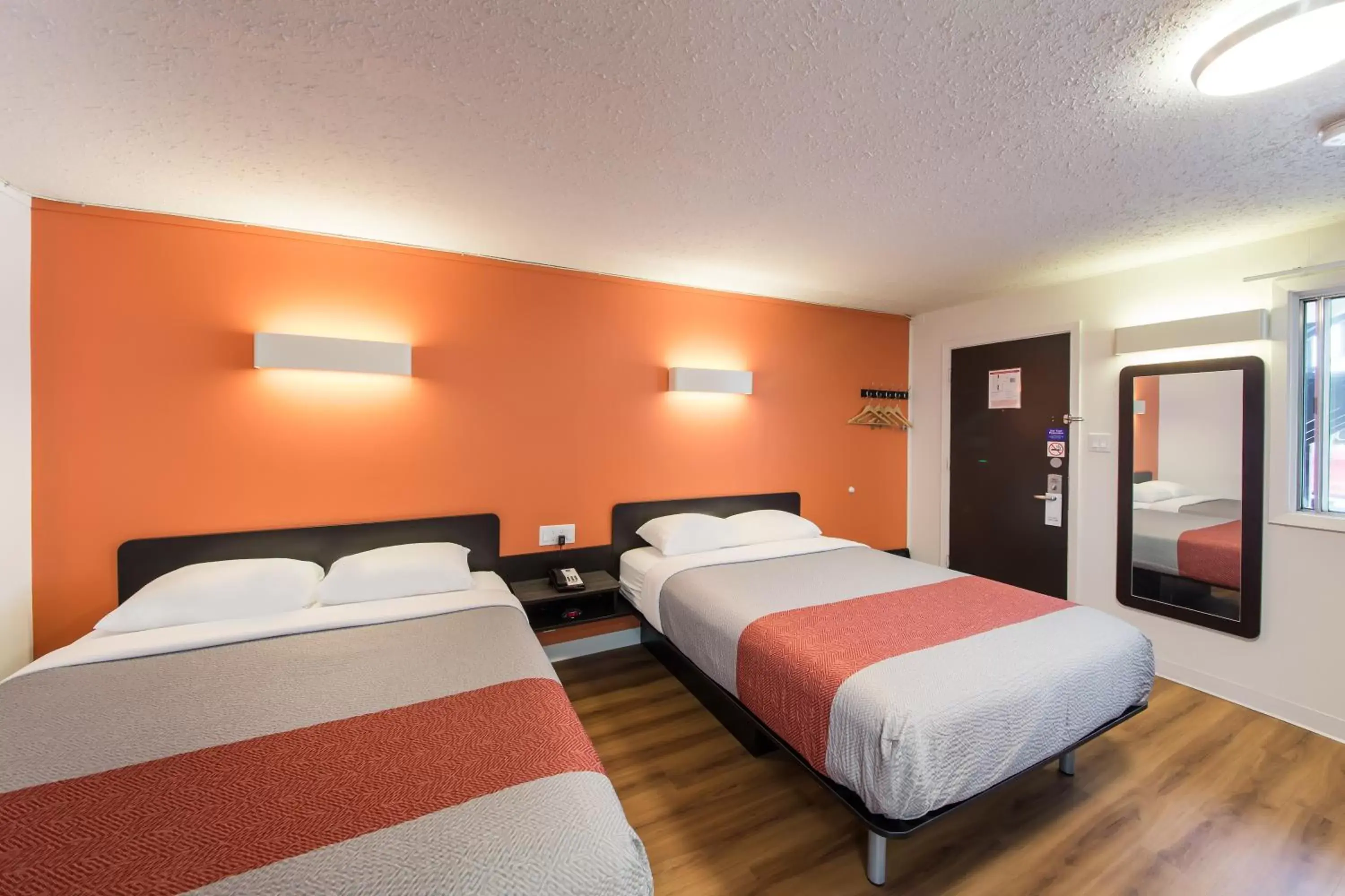 Photo of the whole room, Bed in Motel 6-Cranbrook, BC