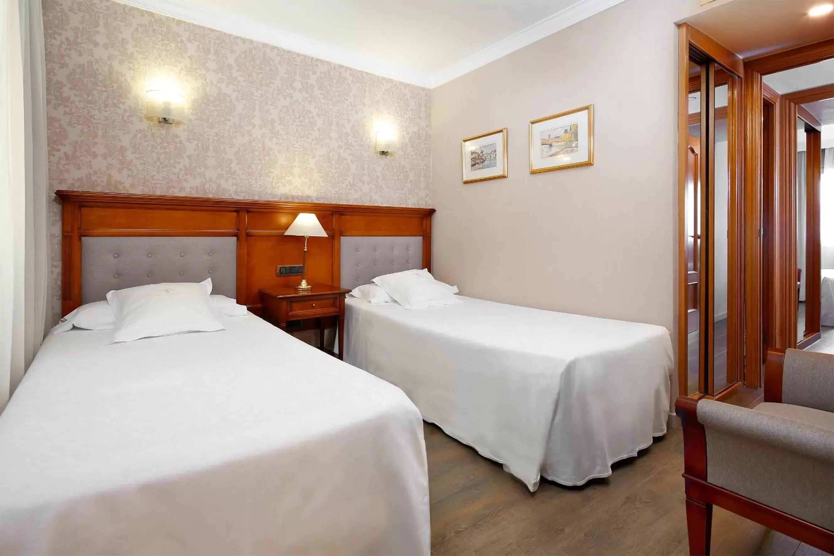 Bed in Apartaments-Hotel Hispanos 7 Suiza