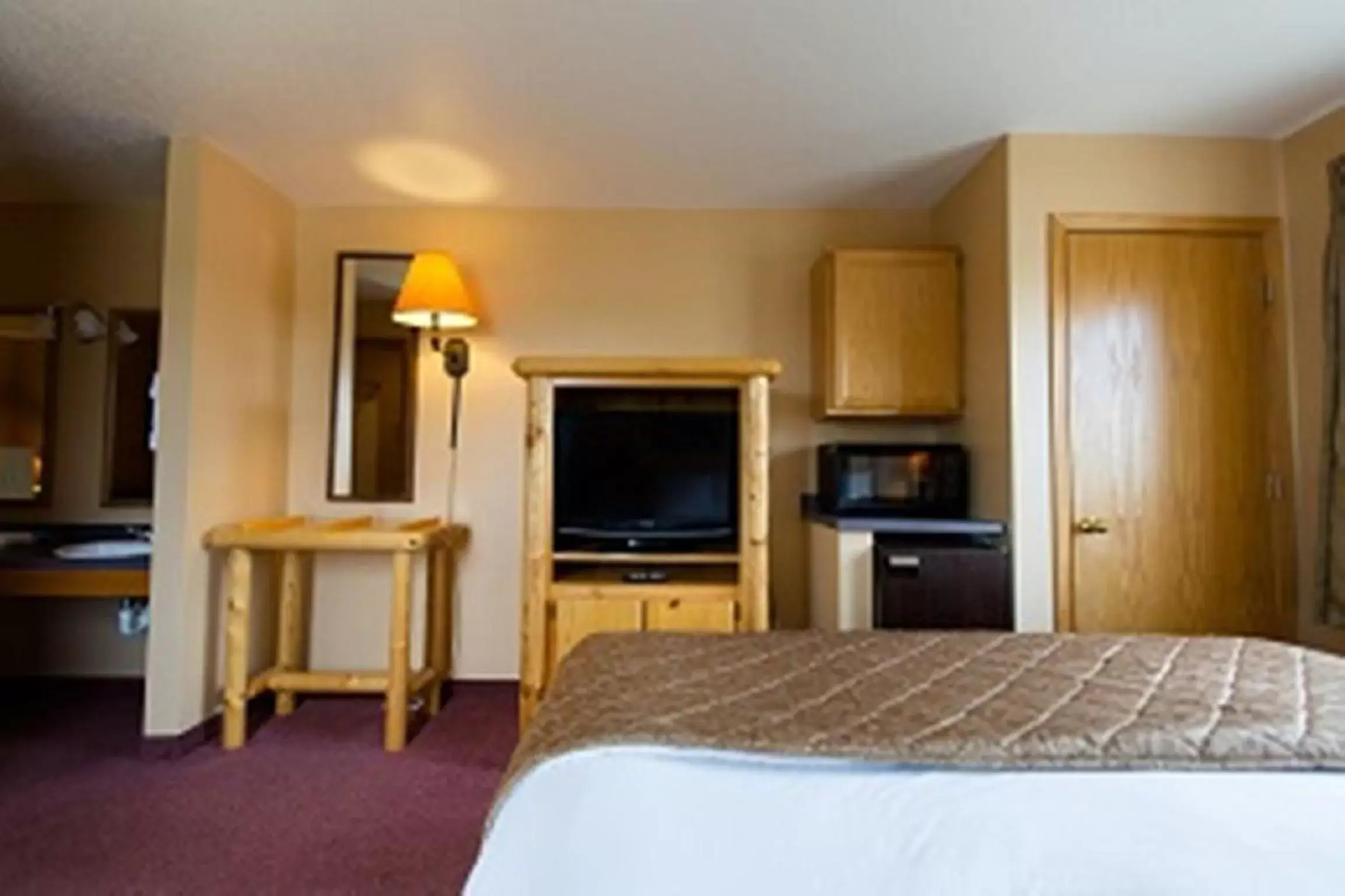 Queen Room with Sofa Bed in Cranberry Country Lodge Queen Room with Sofa Bed in Cranberry Country Lodge