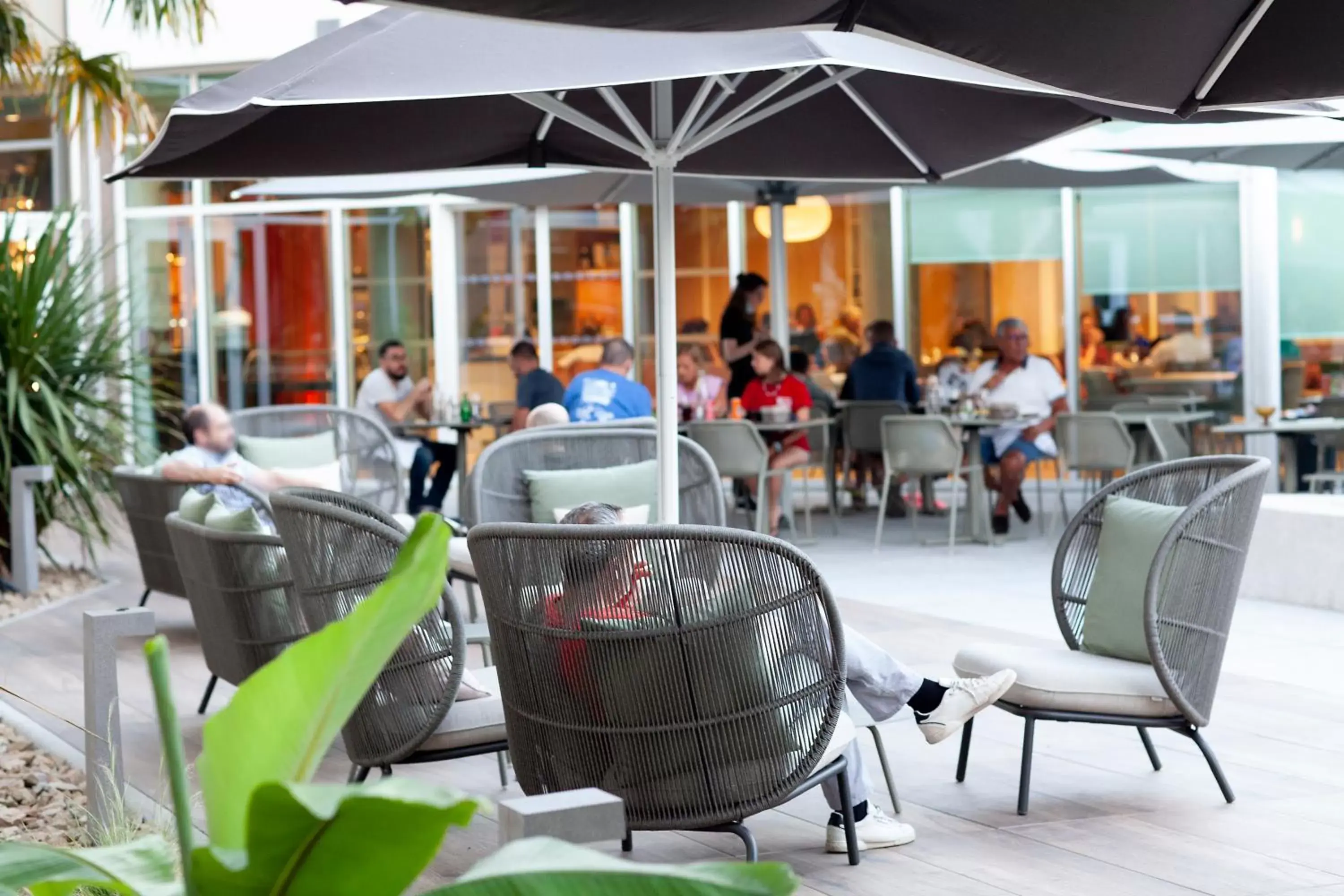 Patio, Restaurant/Places to Eat in Novotel Clermont-Ferrand