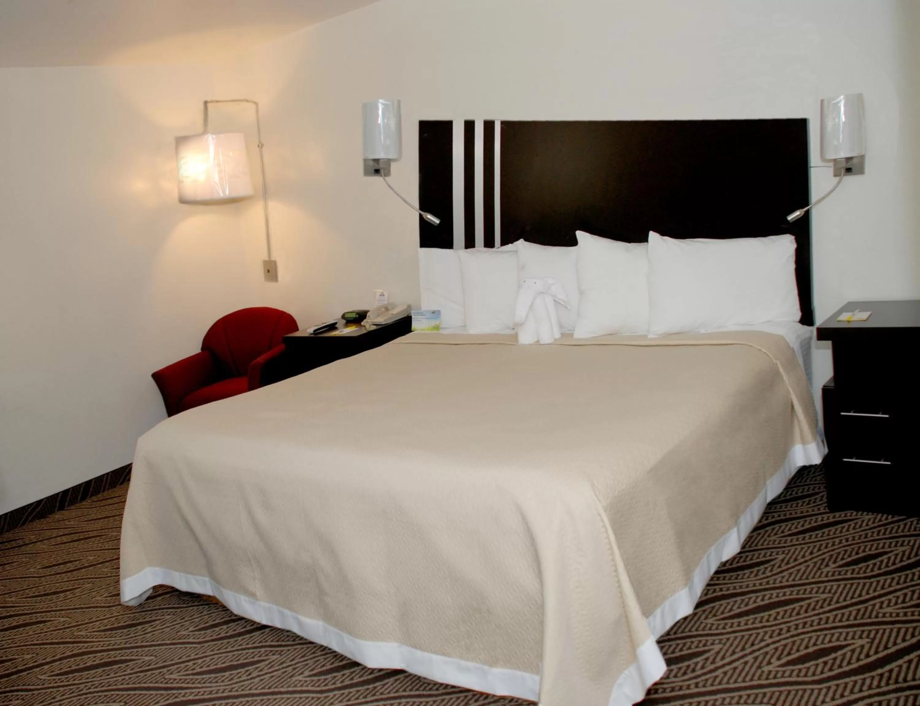 Bed in Days Inn by Wyndham Dyersburg