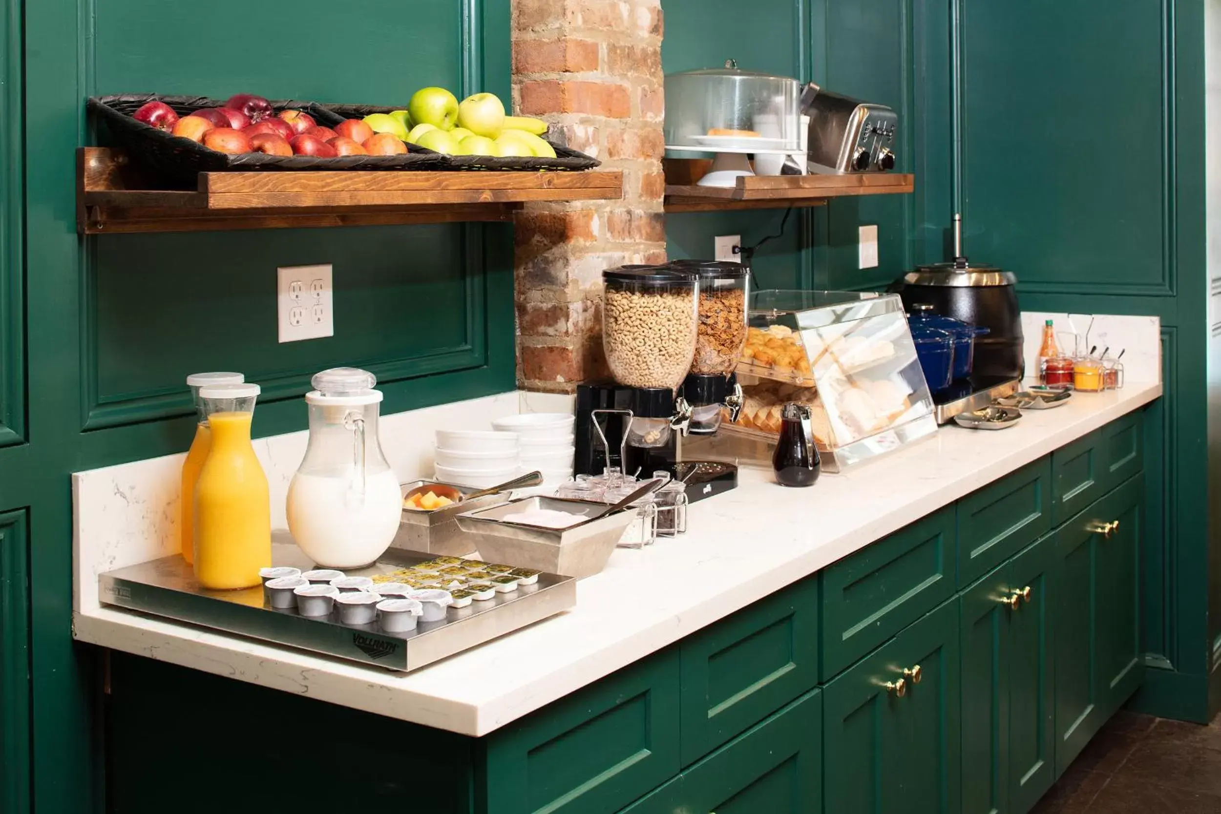 Continental breakfast, Kitchen/Kitchenette in Maison Saint Charles by Hotel RL