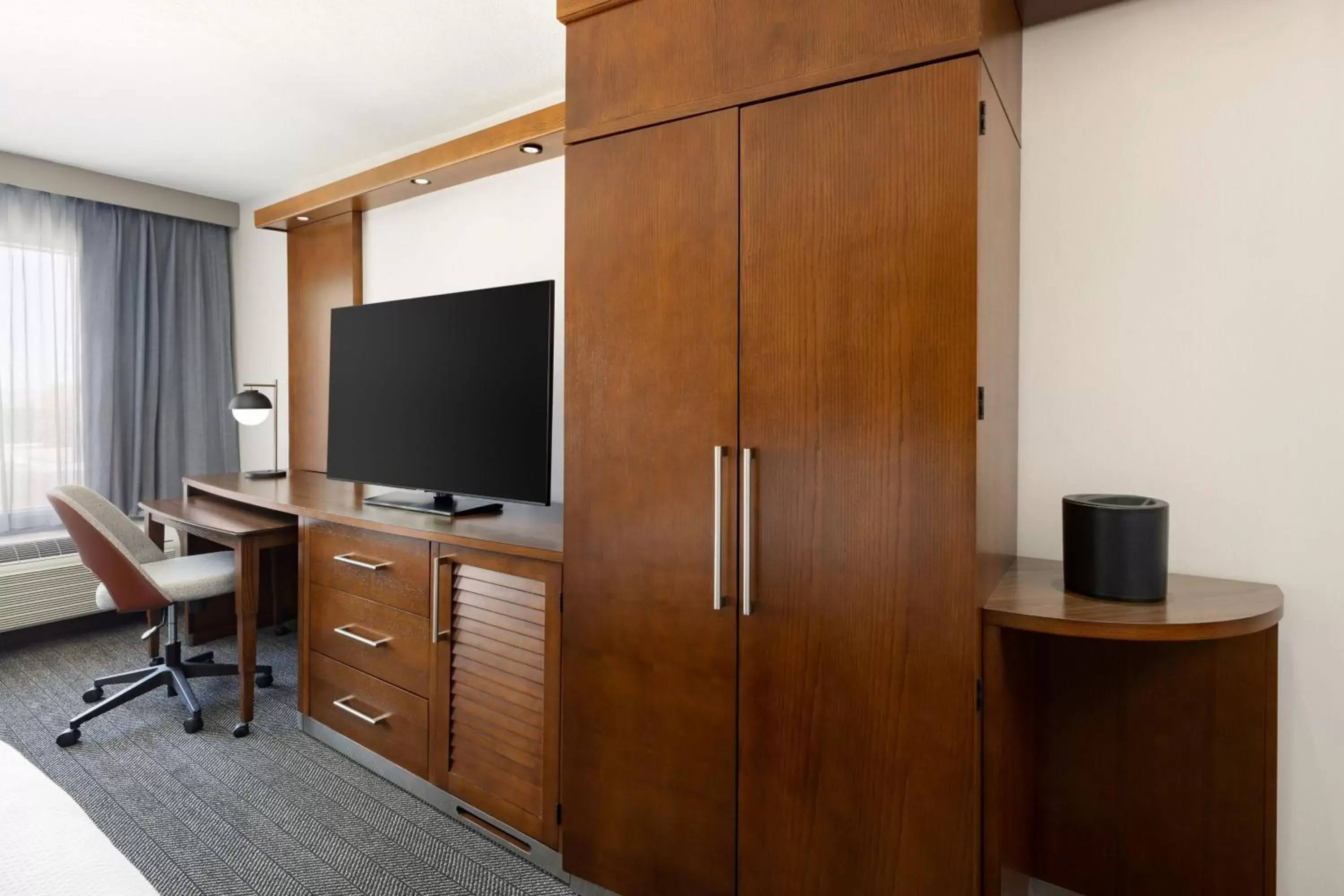 Photo of the whole room, TV/Entertainment Center in Courtyard by Marriott Los Angeles Woodland Hills