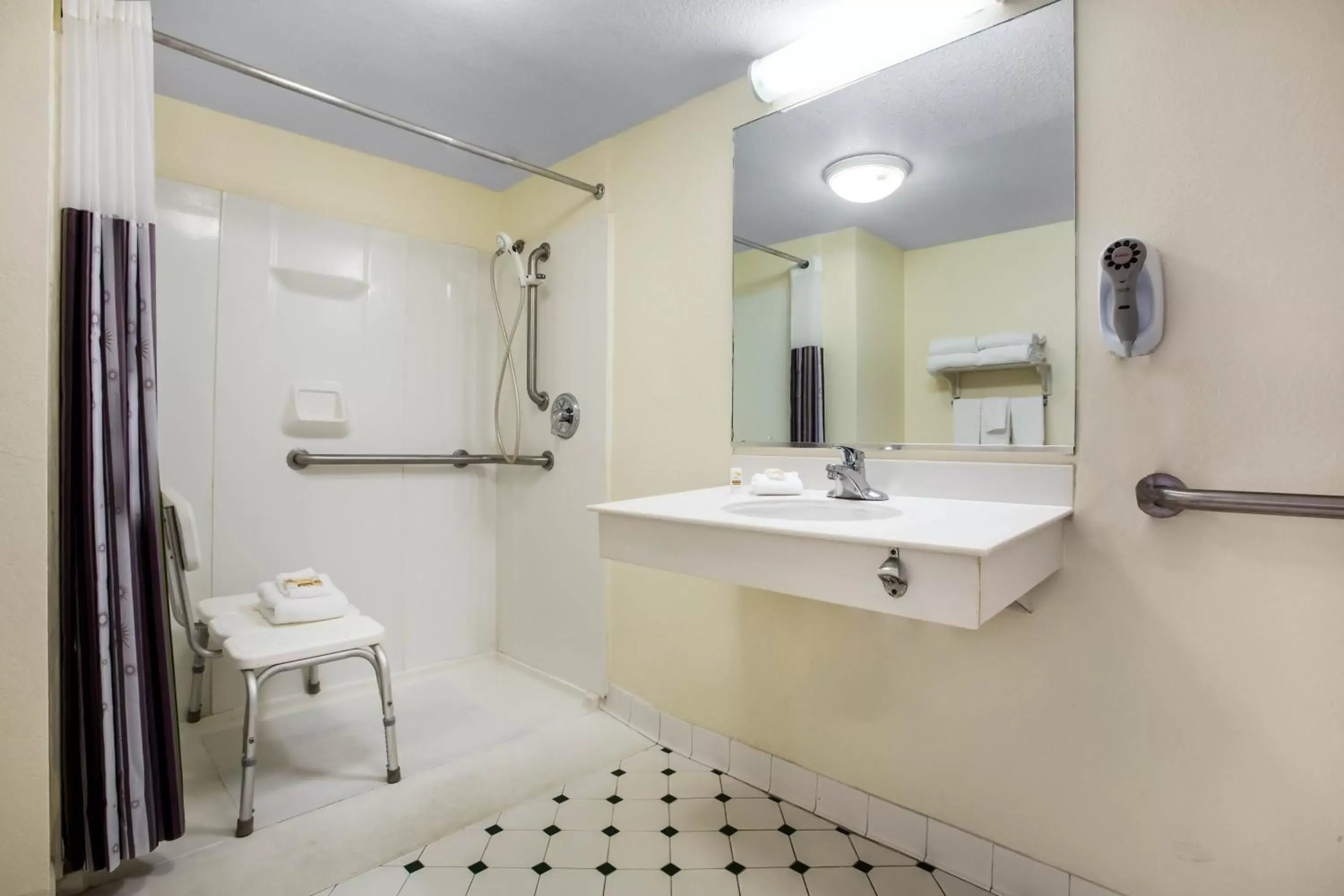 Bathroom in La Quinta Inn by Wyndham Austin Oltorf
