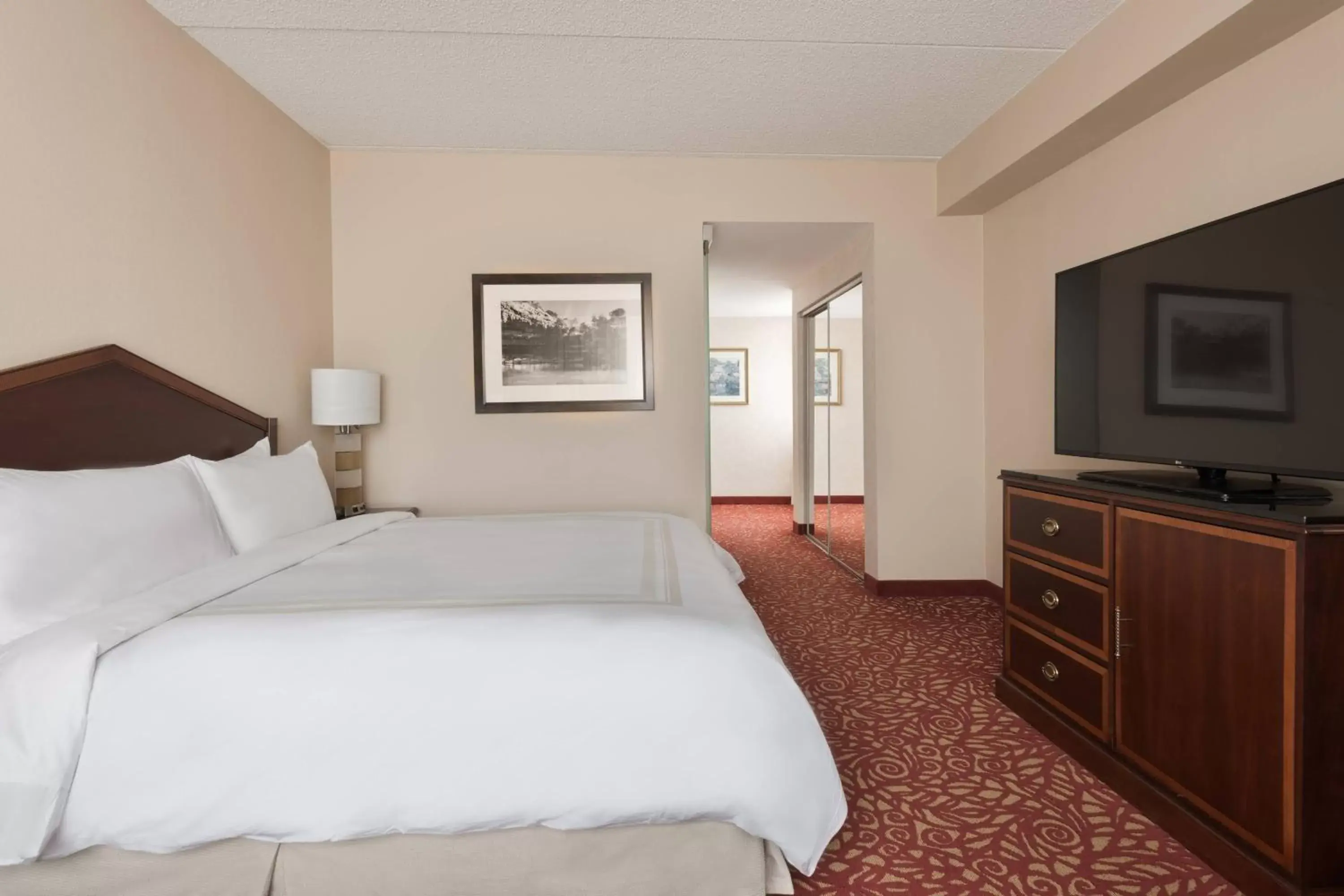 Photo of the whole room, Bed in Chicago Marriott Northwest