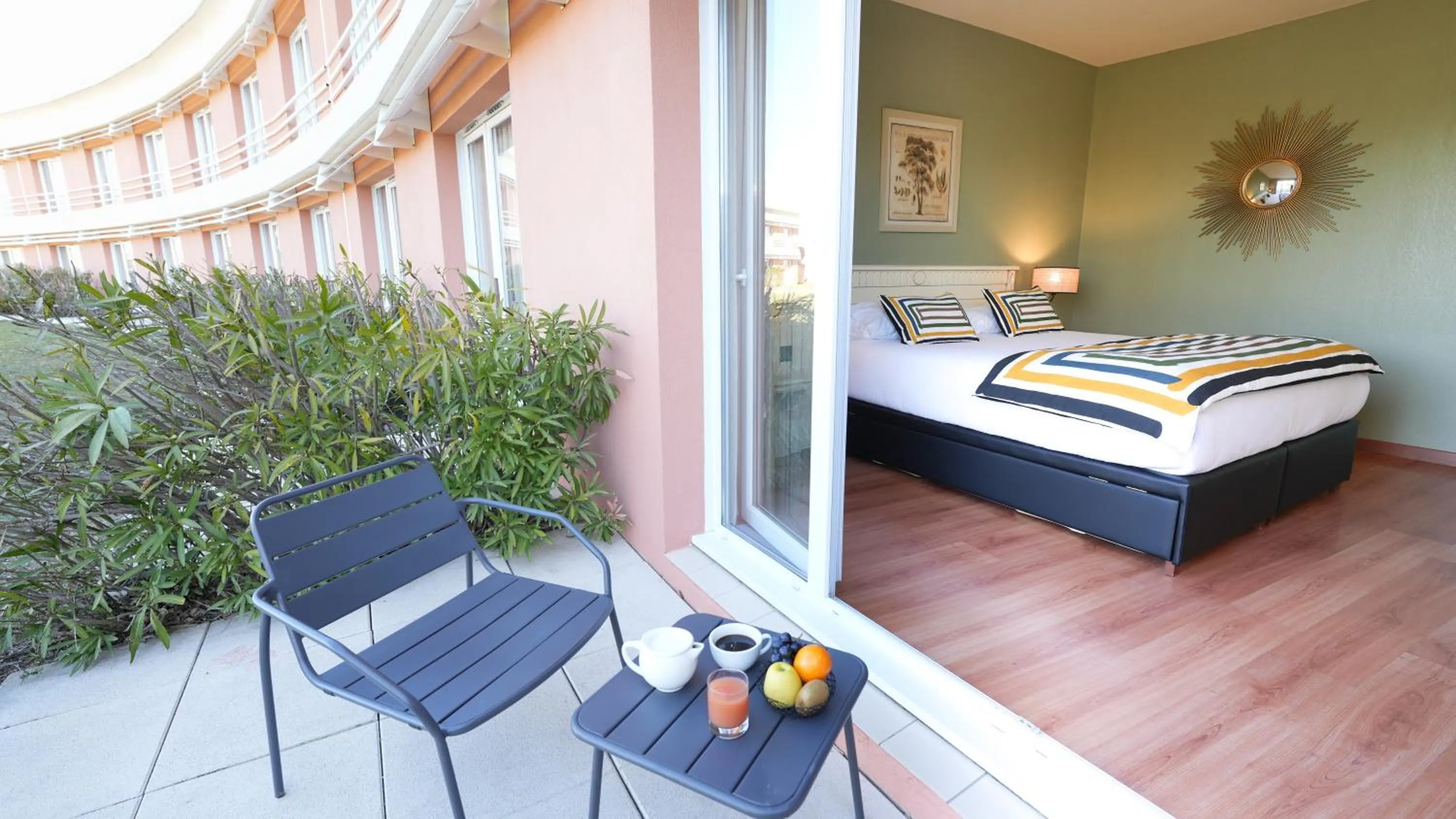 Patio, Bed in Hôtel Mount Venturi - Aix-En-Provence Sainte-Victoire - Bar & Restaurant & Padel