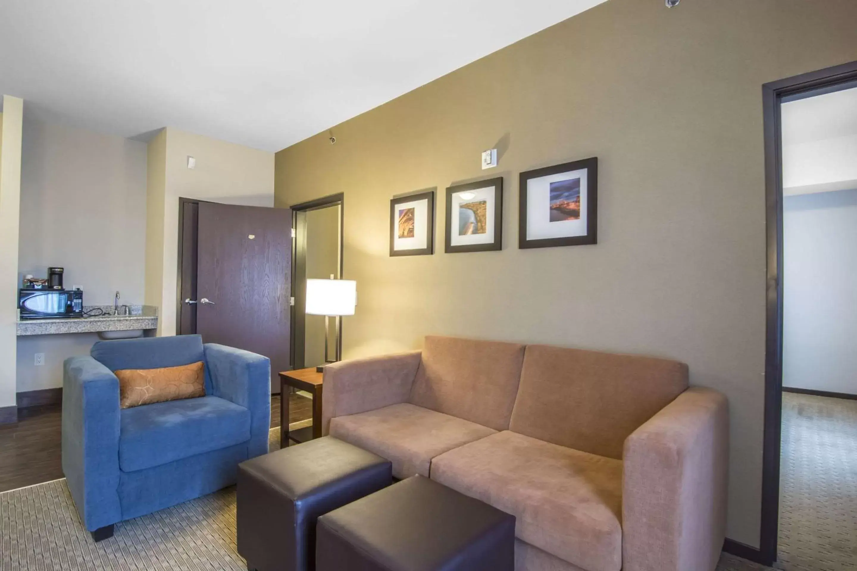 Photo of the whole room, Seating Area in Comfort Suites Saskatoon